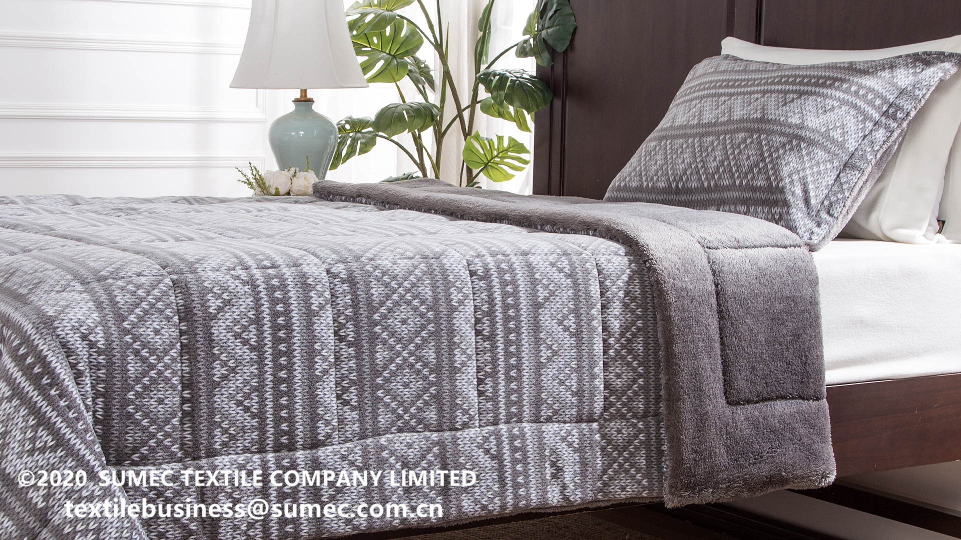Printed microfleece rev solid sherpa comforter