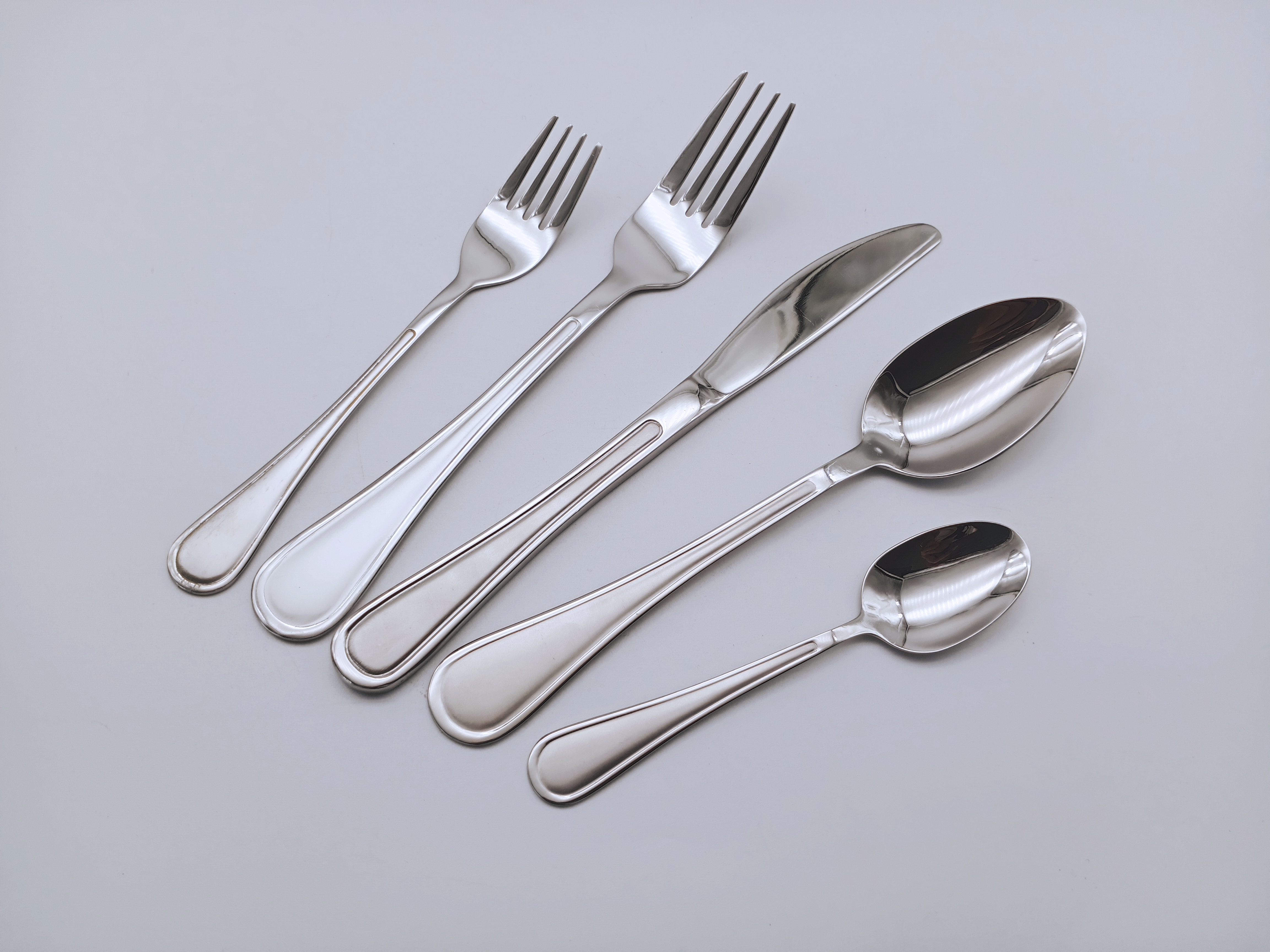 Hot sell stainless steel flatware sets tableware Stainless Steel Eating Utensils Dishwasher Safe Fast Delivery