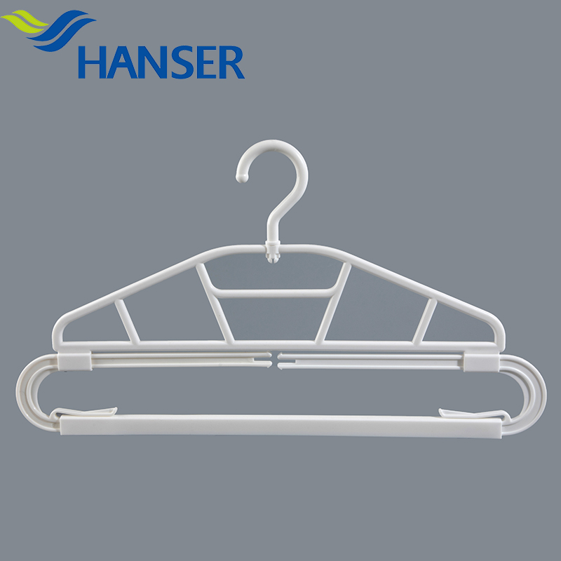 Retractable towel hanger