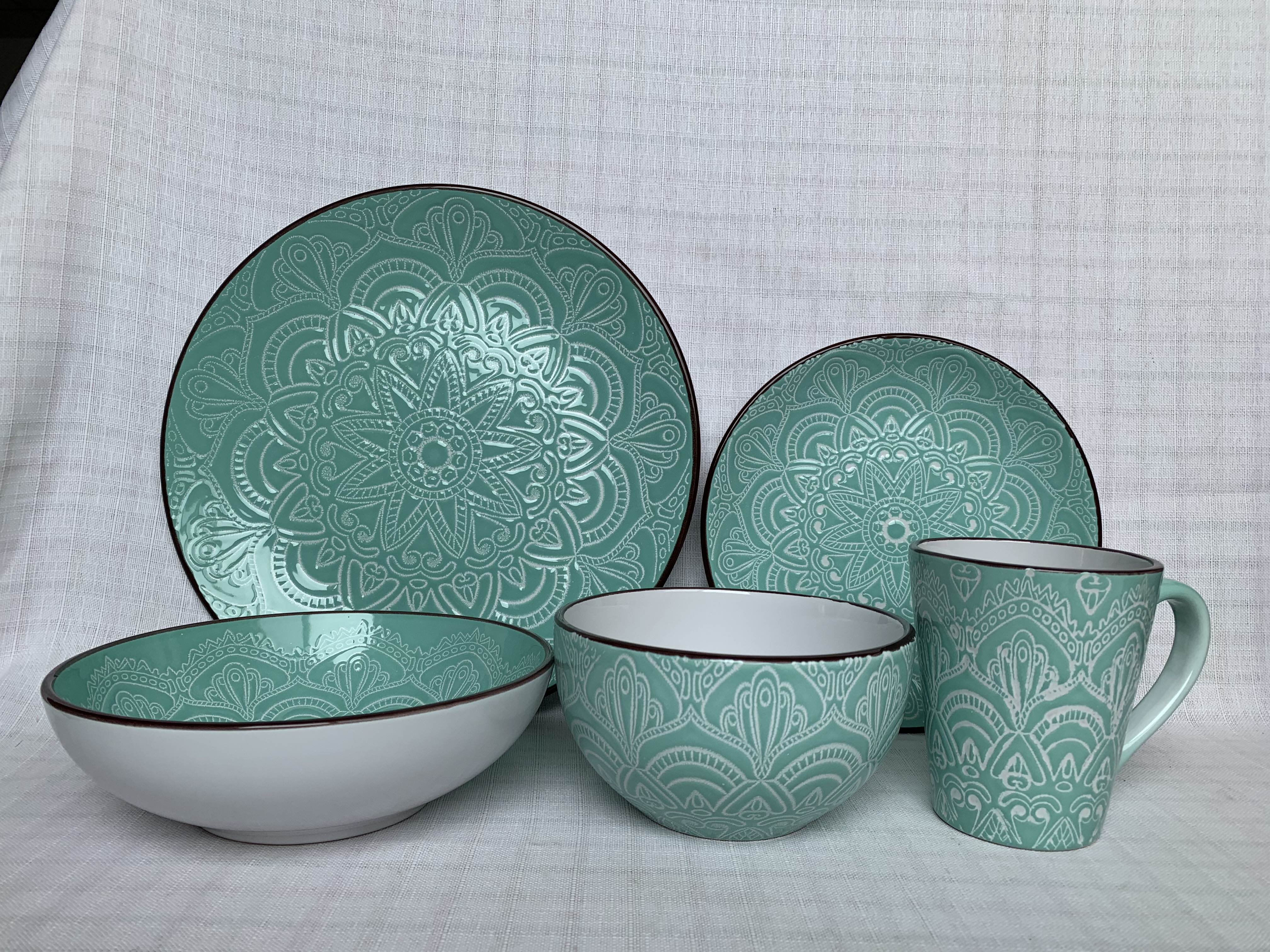 stoneware dinner set with Embossed Reactive glaze