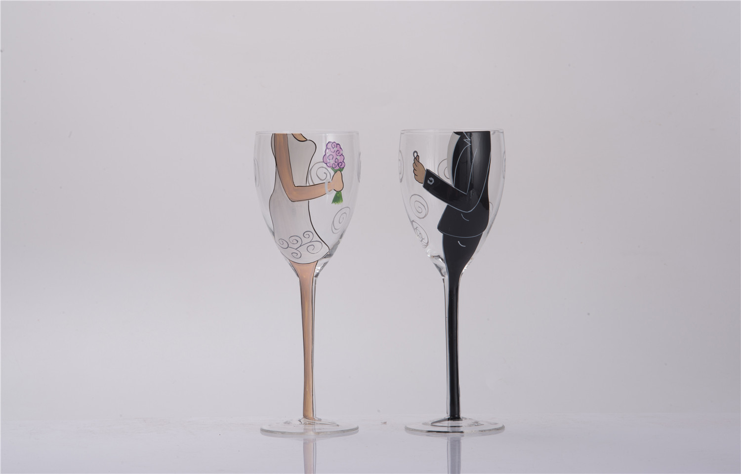 Set of 2 wedding wine glasses