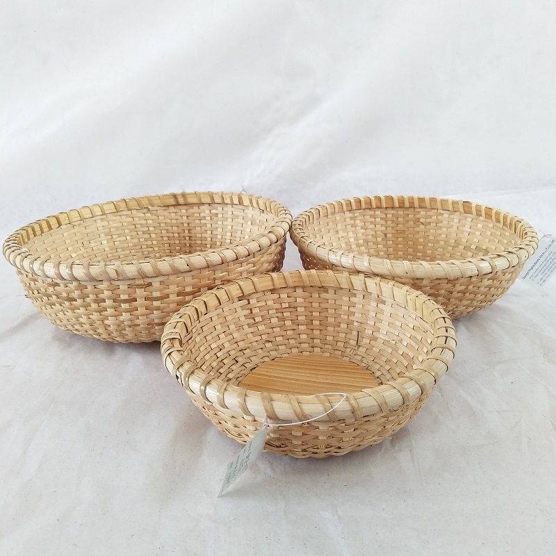 Hand-woven rattan baskets are for fruit baskets