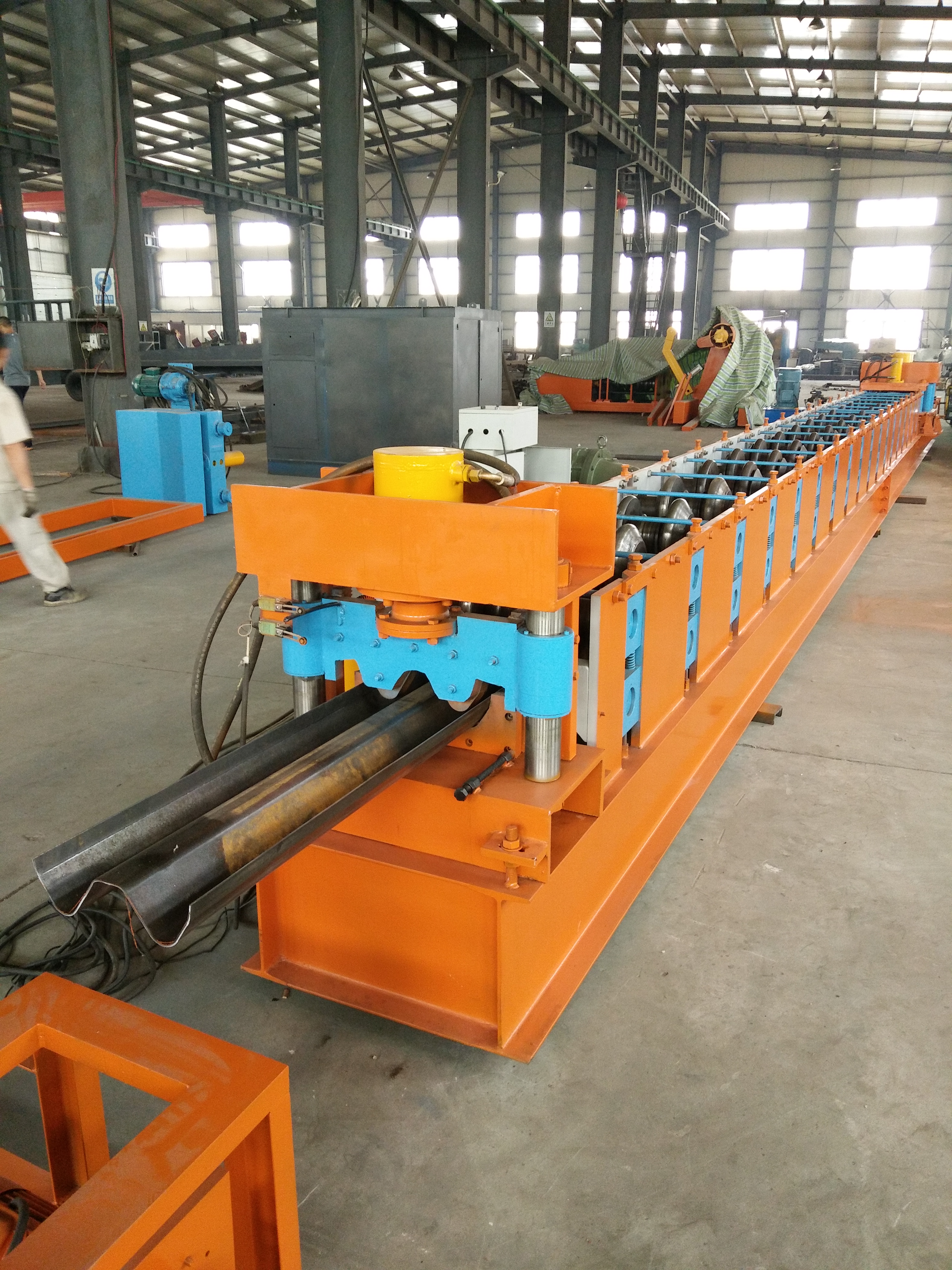 Highway guardrail rolling forming machinery