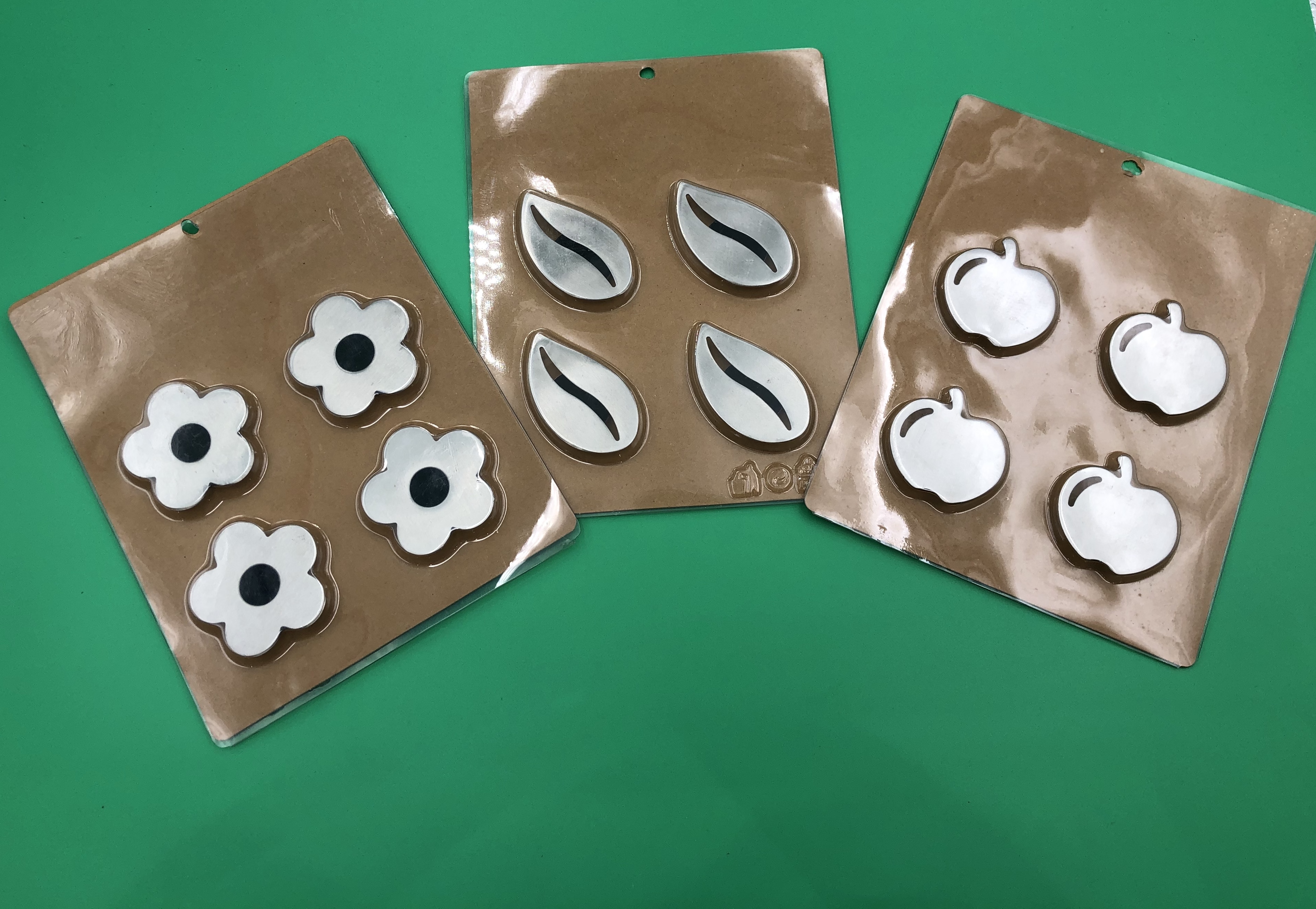 Table cloth magnet