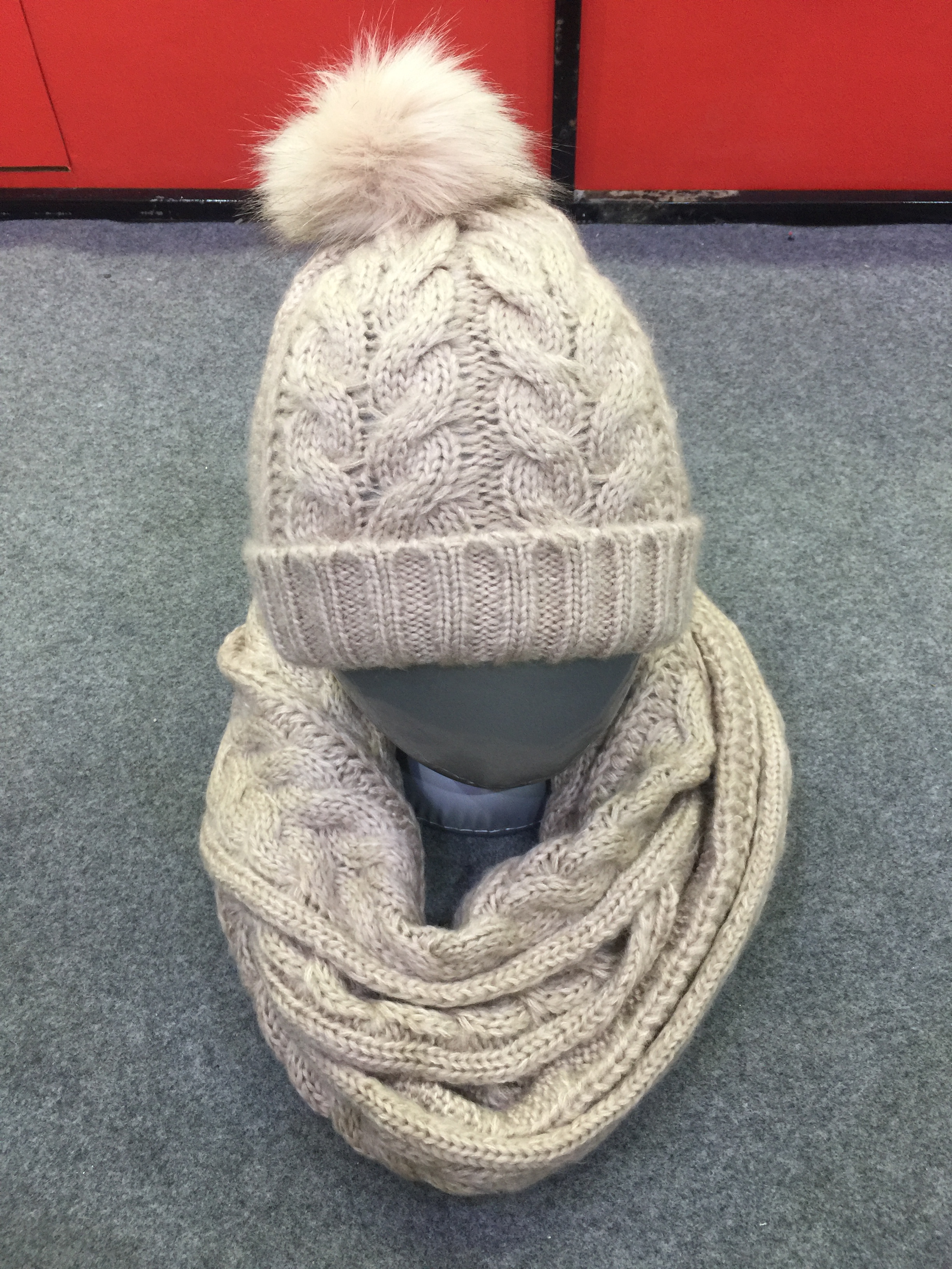 Ladies knitted hat，with fake fur pompom