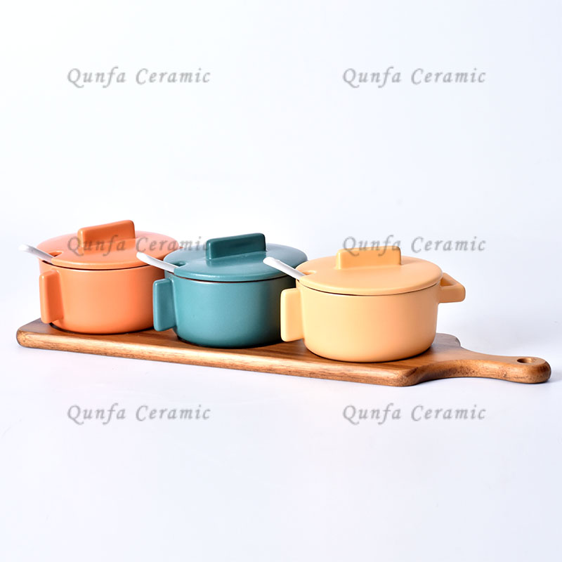 Ceramic set of 3 matt casserole wth spoon and wood tray