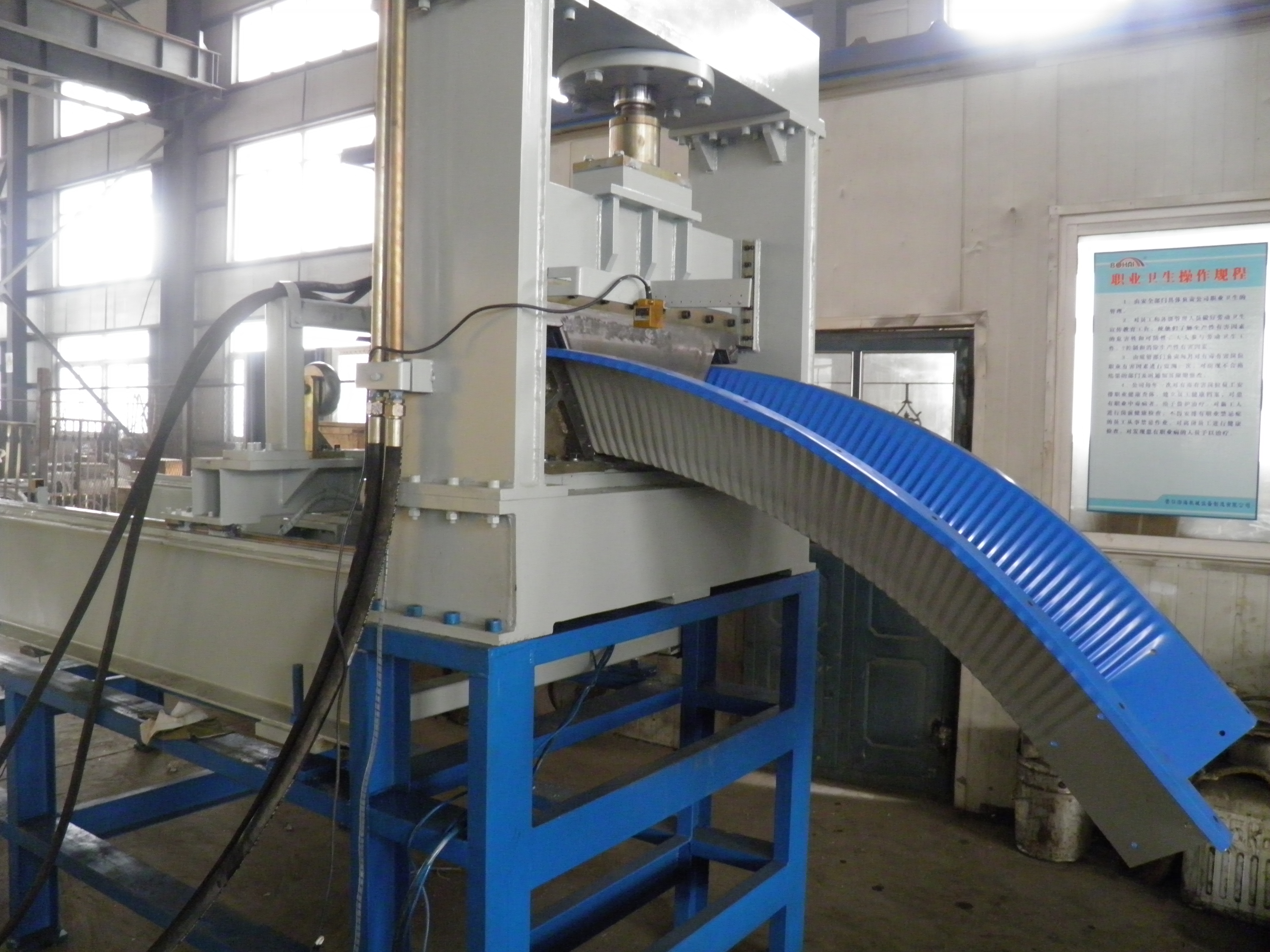 Screw-joint arch bending steel sheet construction machine