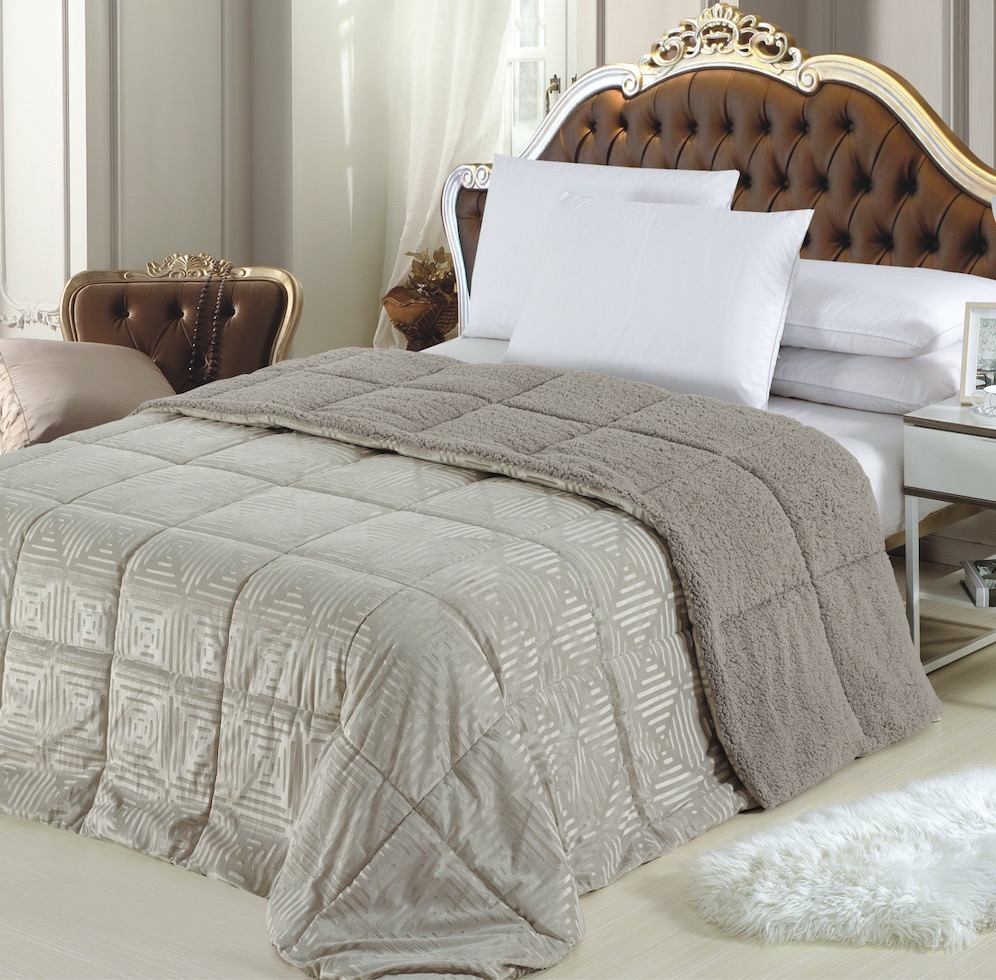 Microfiber and sherpa qulit