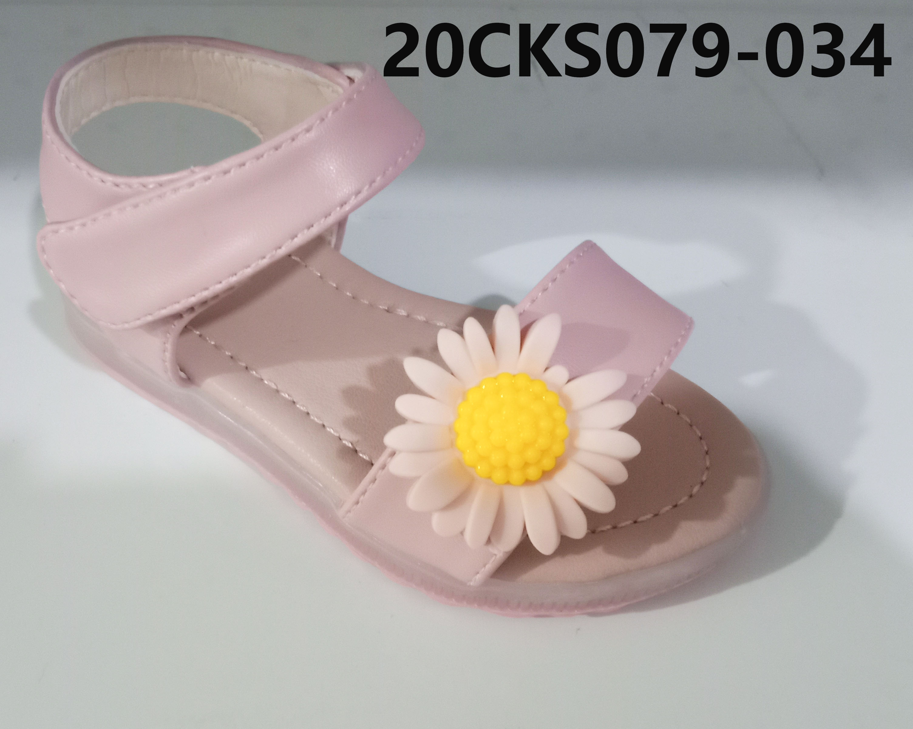 girl‘s lamp sandals