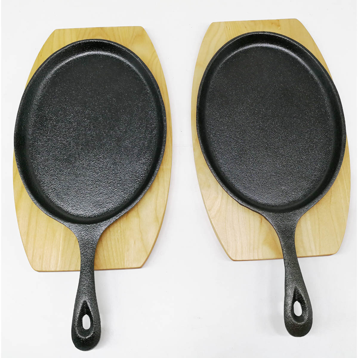 Cast iron sizzling plate with wooden base