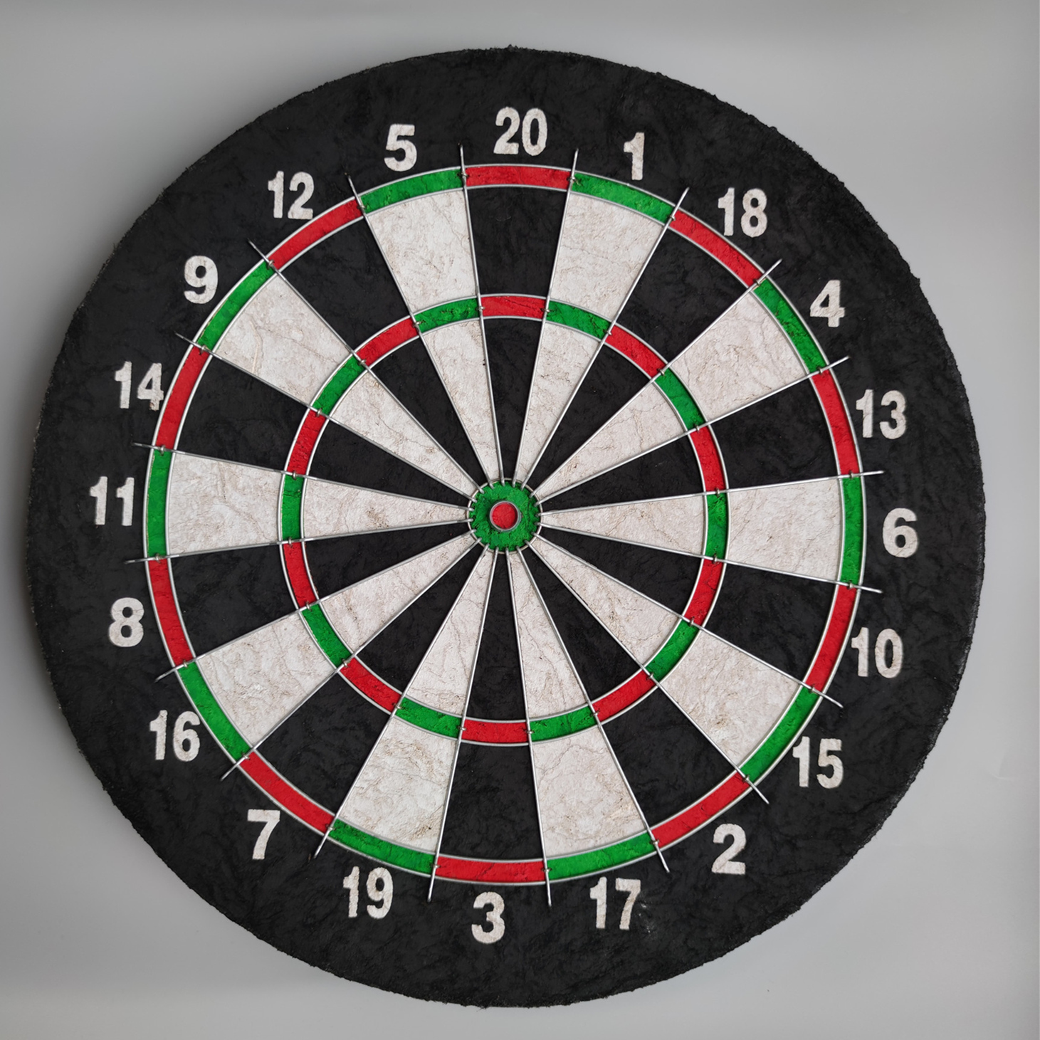 Bristle dartboard with round wire spider