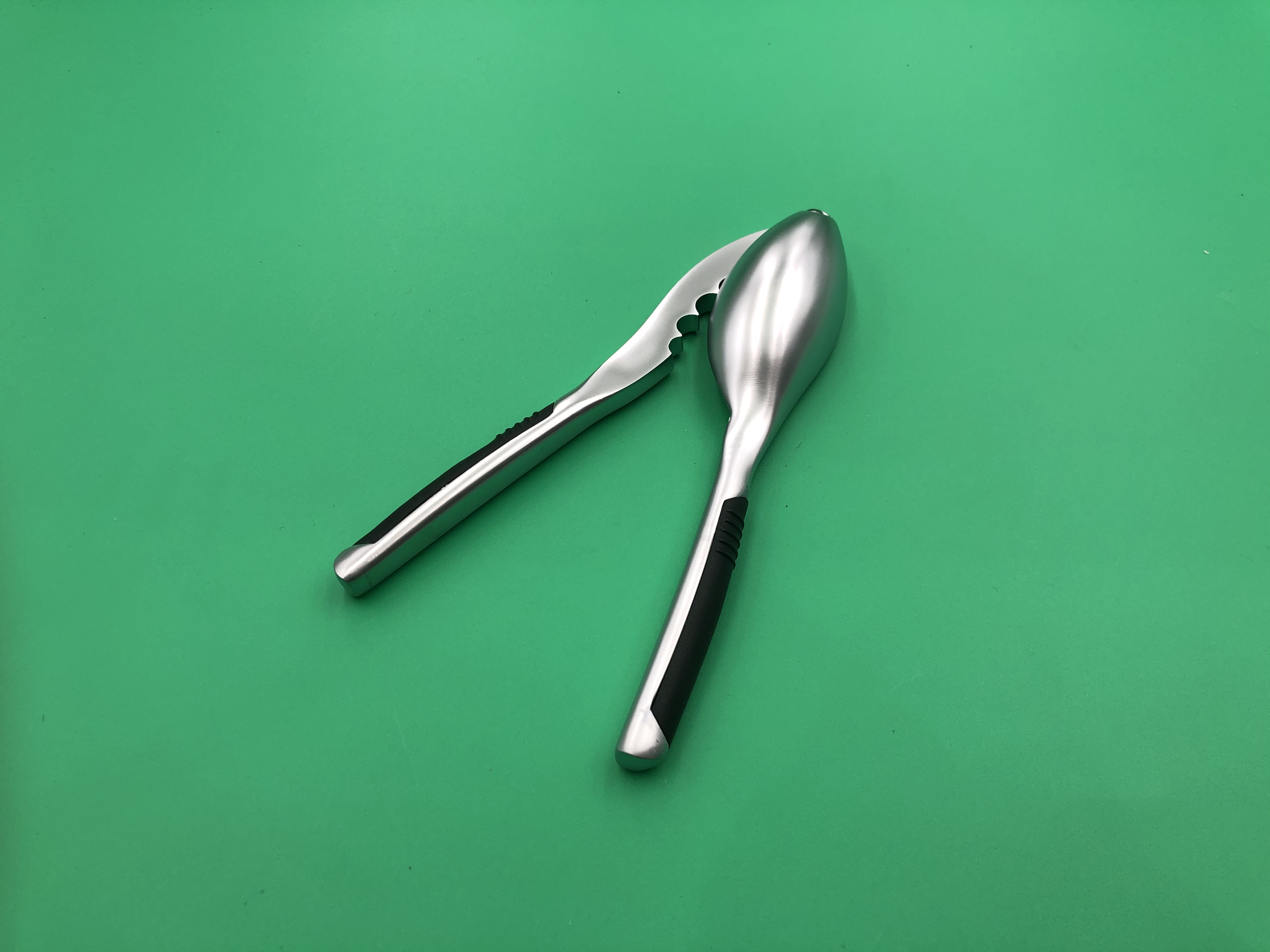 Nut cracker