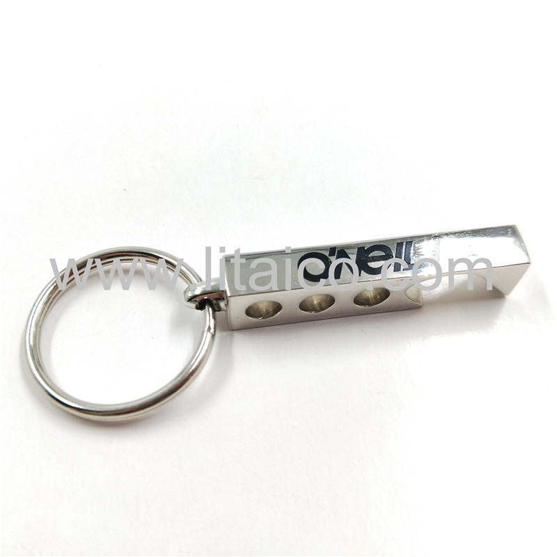 Fashionable hollowed-out metal keychain