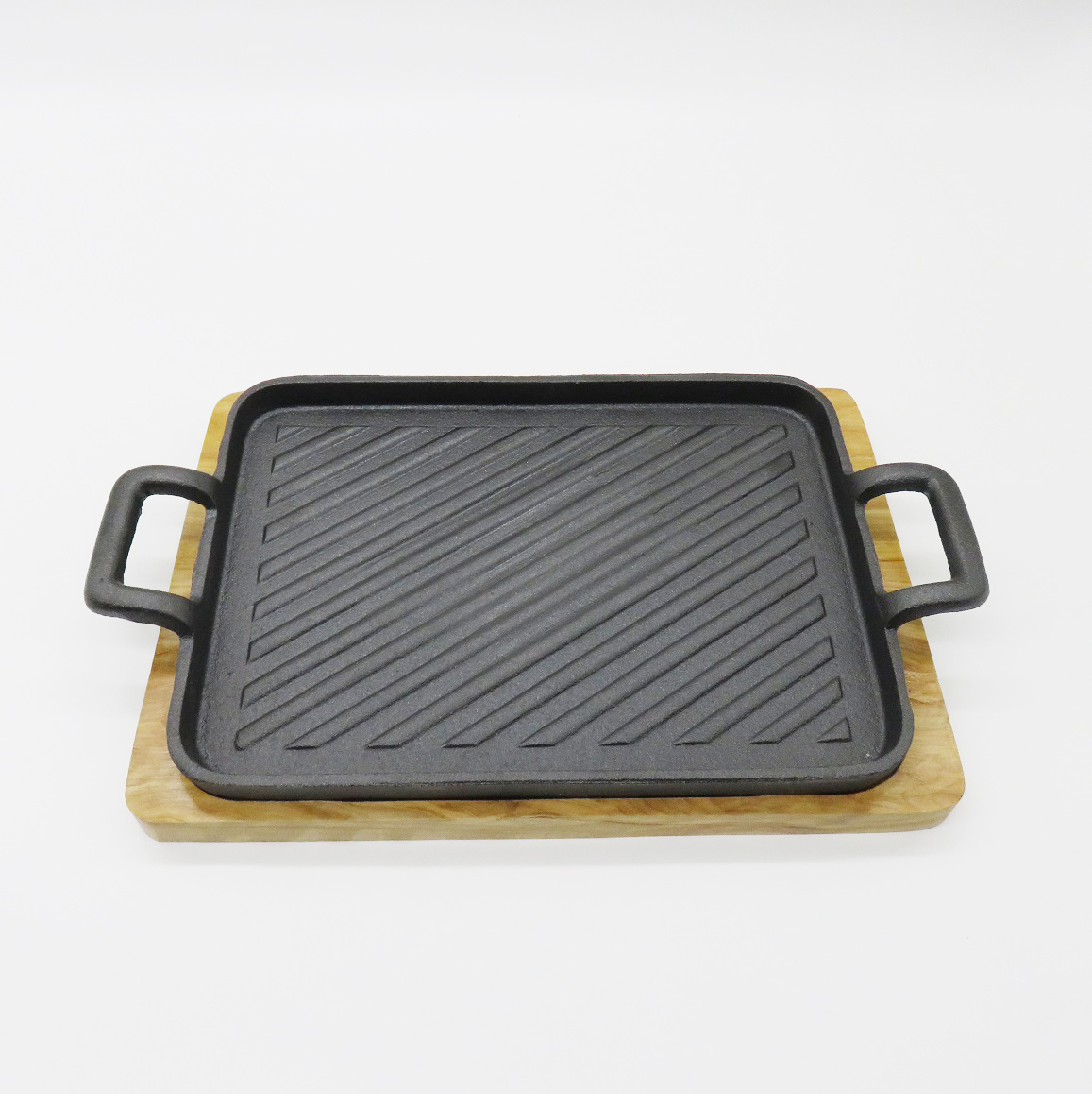 Cast iron sizzling plate with wooden base