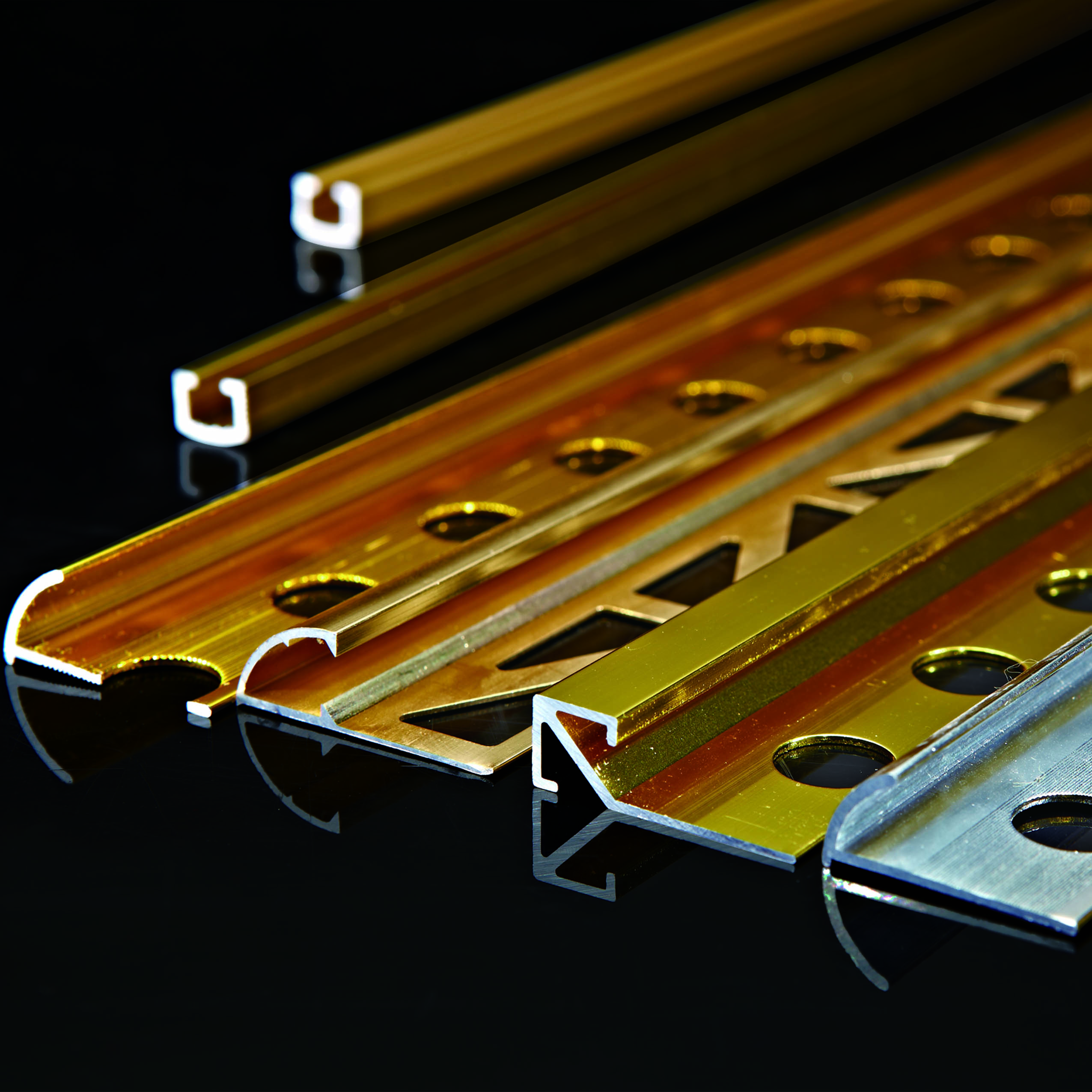 00107Punching aluminum profile