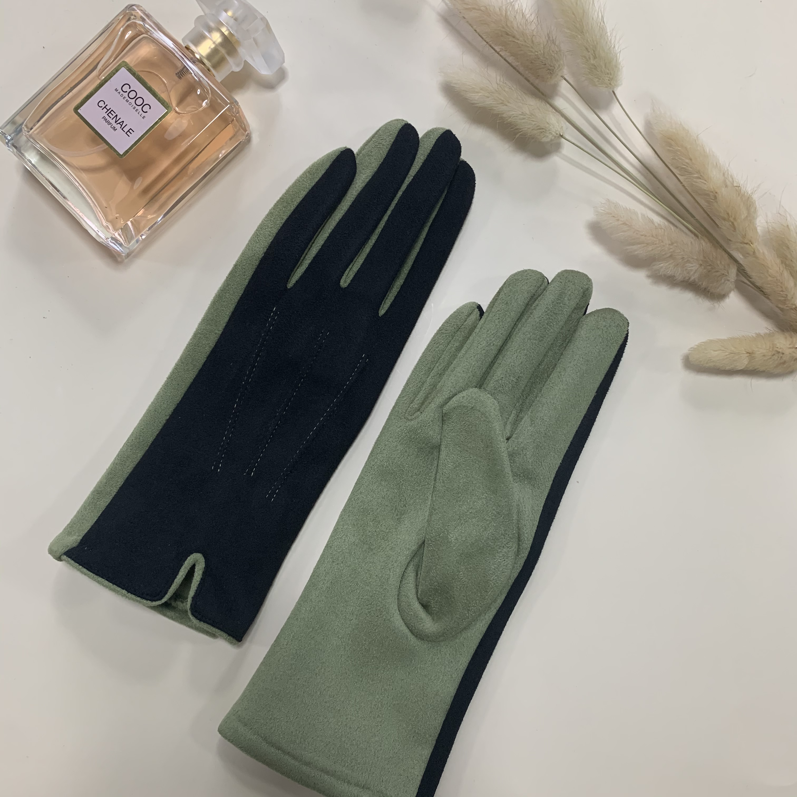Ladie's gloves