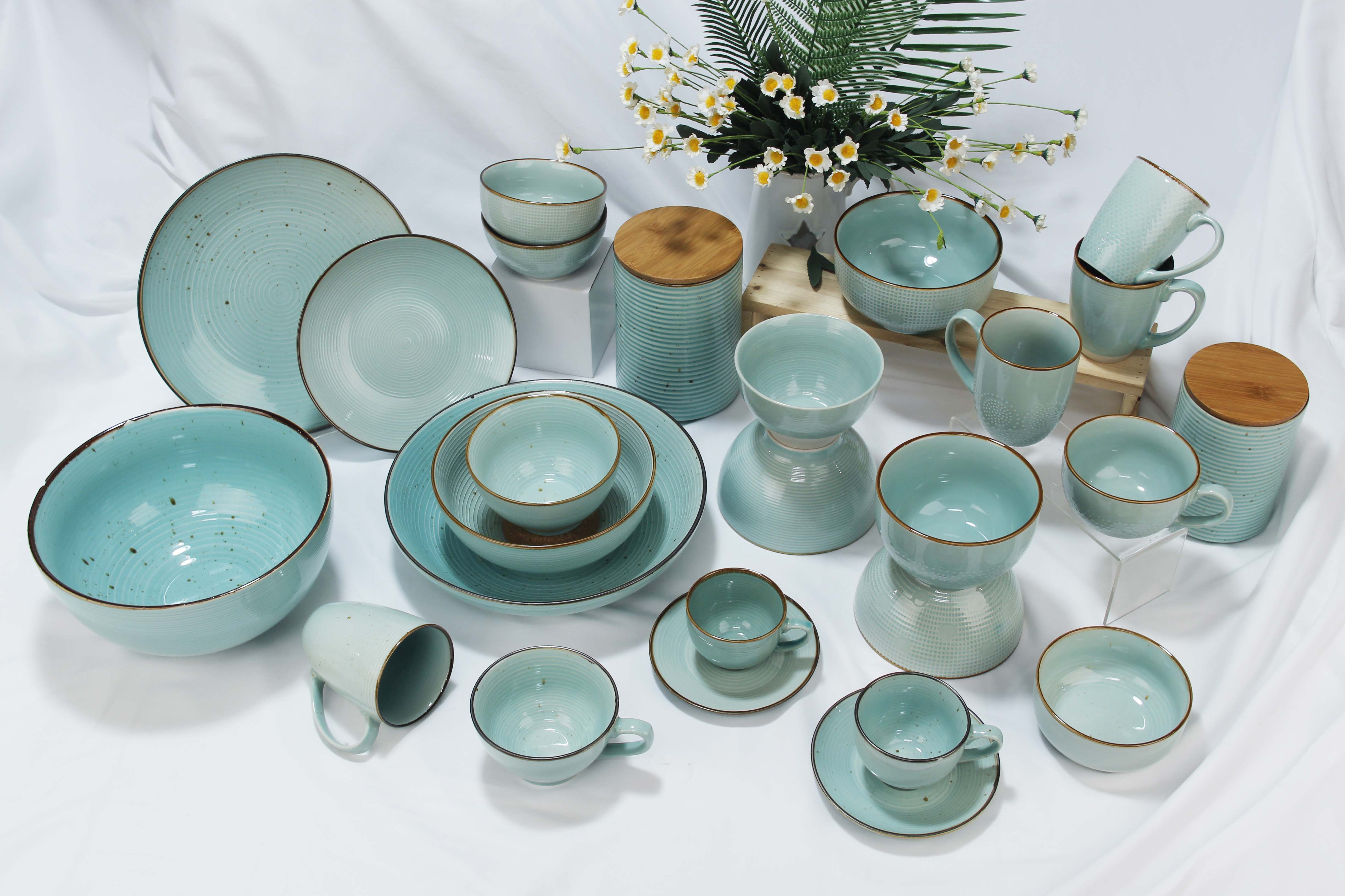 Threaded transparent glaze tableware