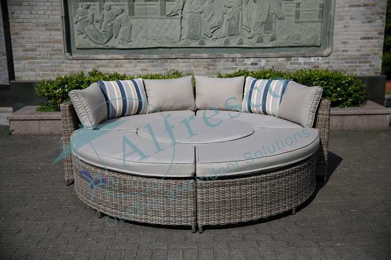 Outdoor alum rattan dining and daybed set