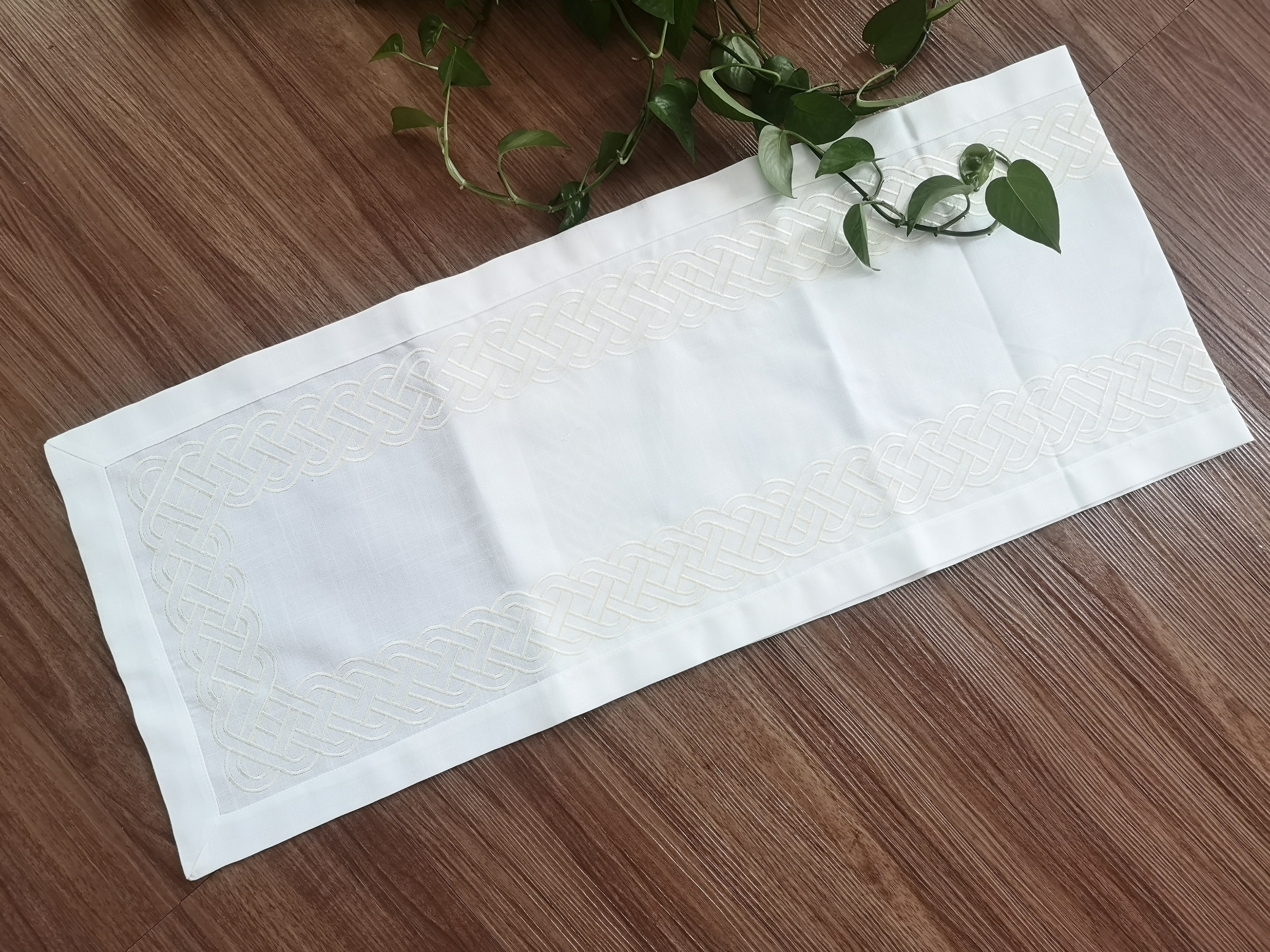 embroidery table runner from factory/Hailande