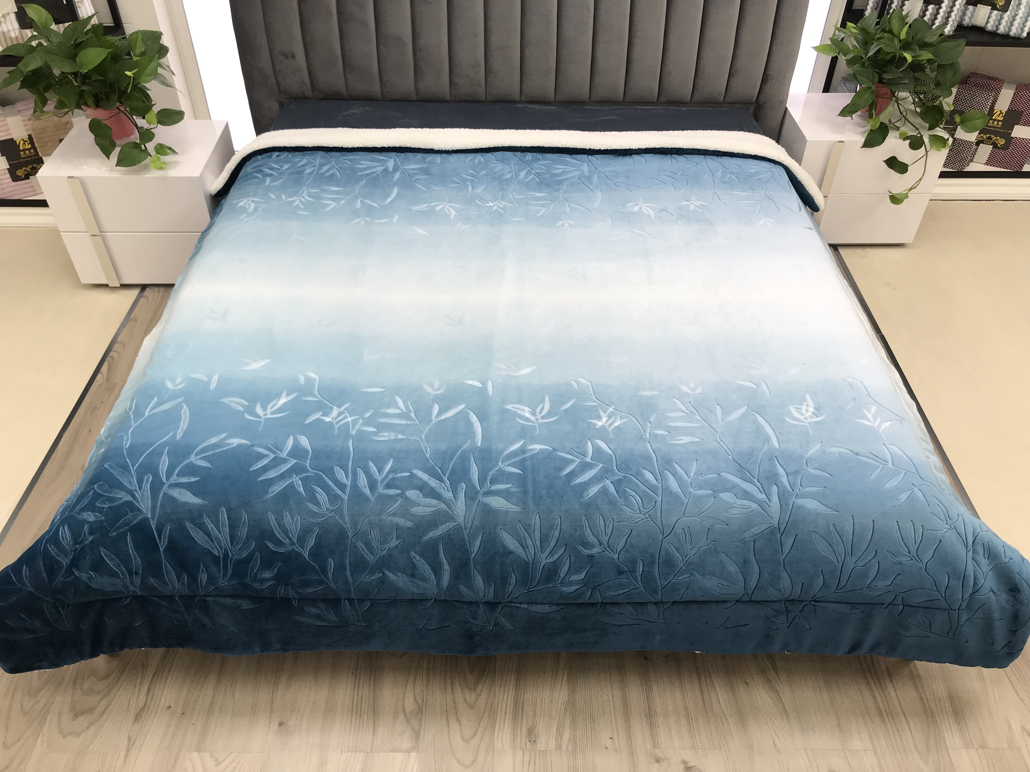 Printed with leaf pattern embossed flannel with sherpa quilting comforter Blue