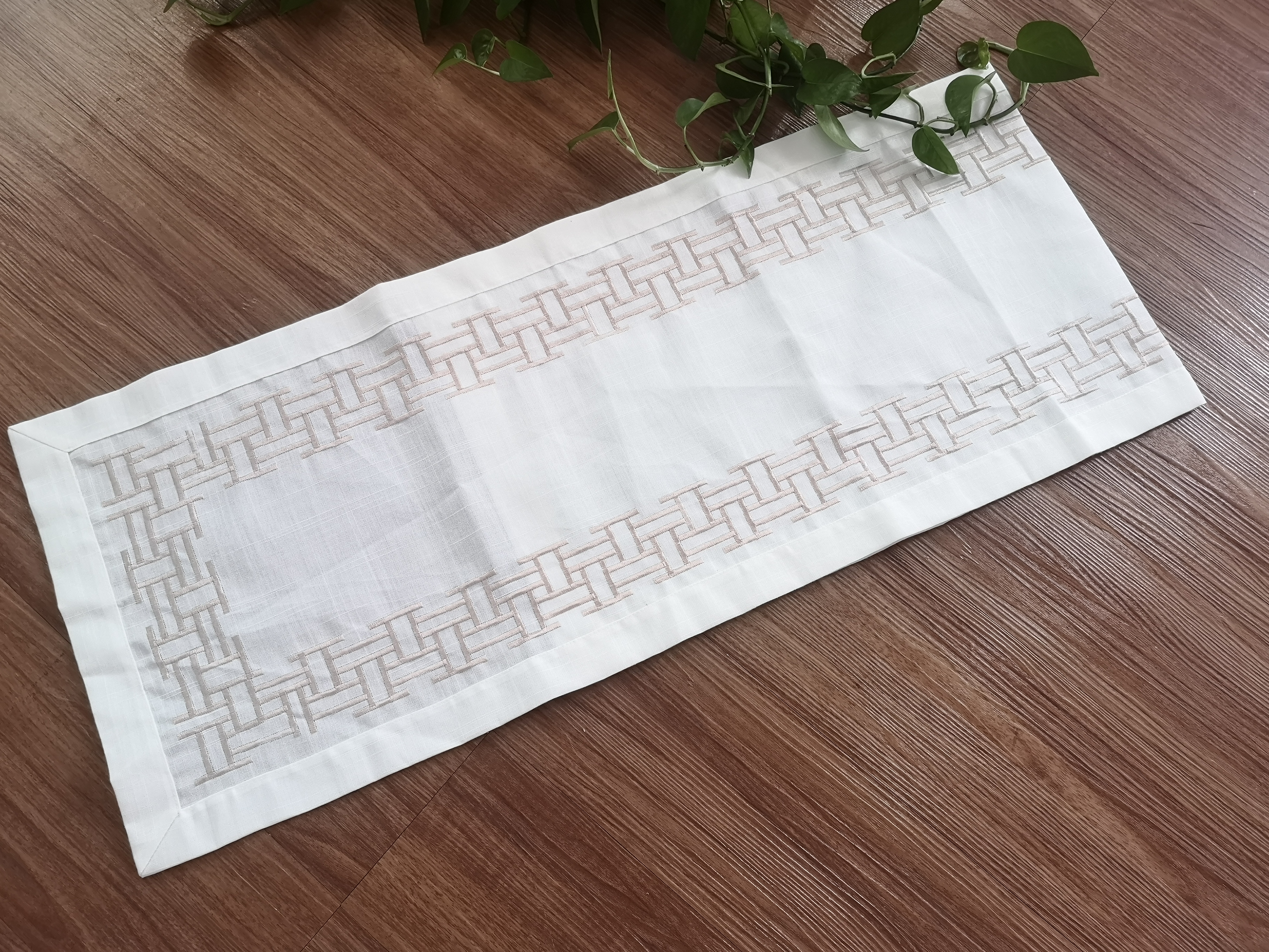 embroidery table runner from factory/Hailande