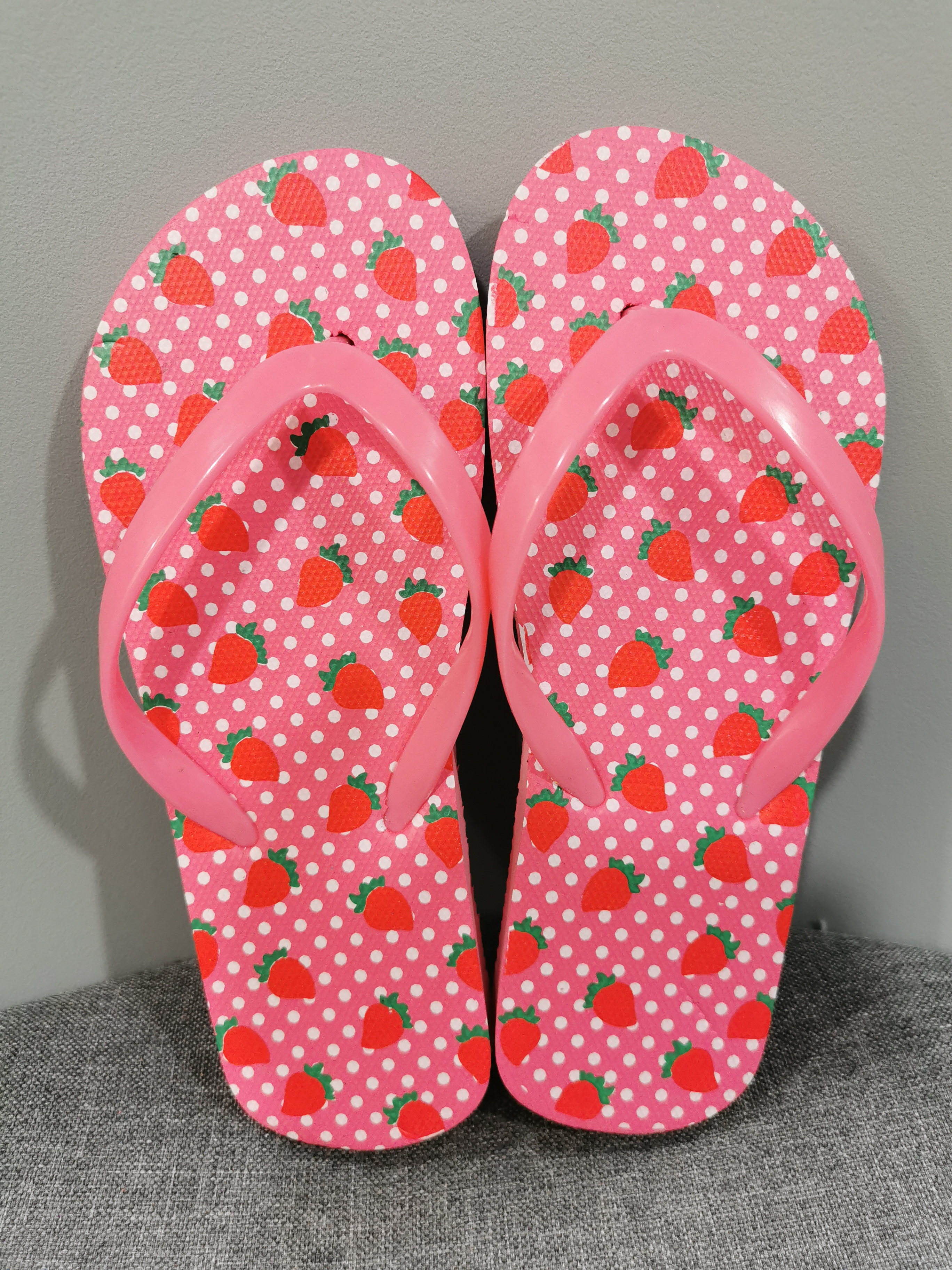 Lady beach flip flops with strawberry design printing