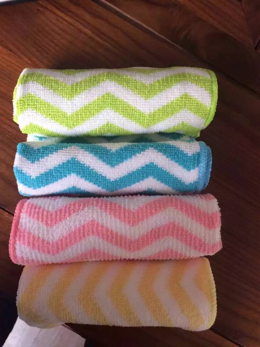 Wavy striped cleaning towel