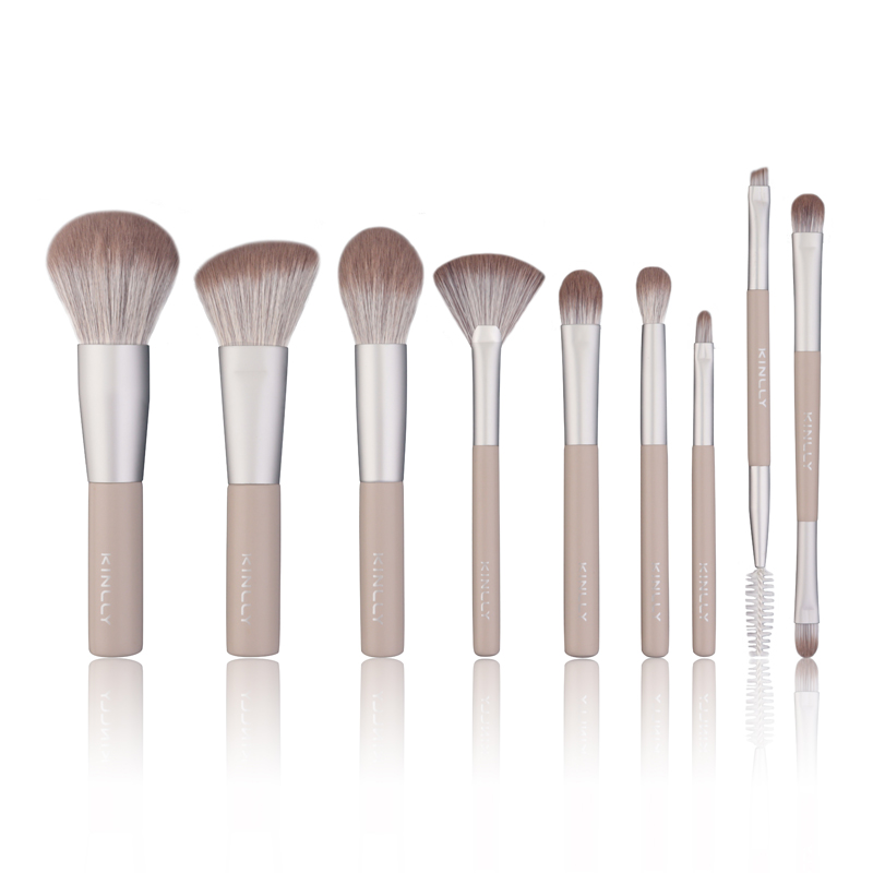 Cosmetic Brush Set With Synthetic Hair And Wooden Handle