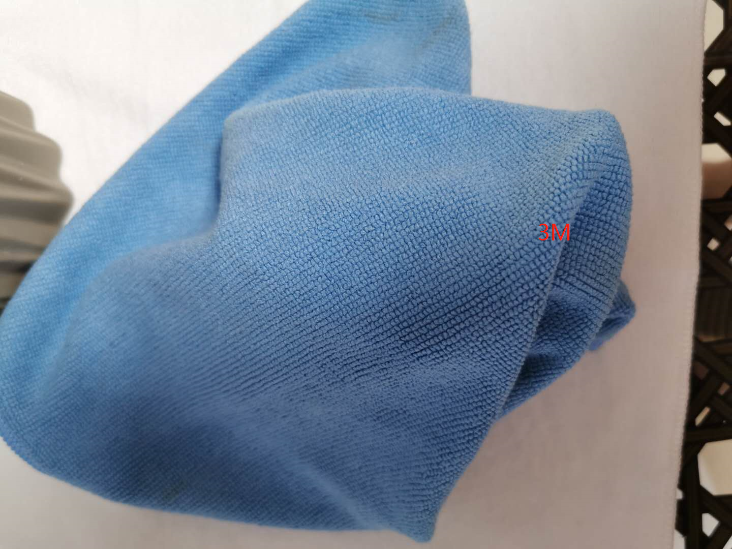 Weft knitted scouring pad
