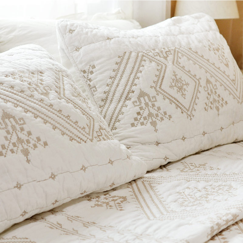 Microfiber triangle stitching embroidered quilt sets