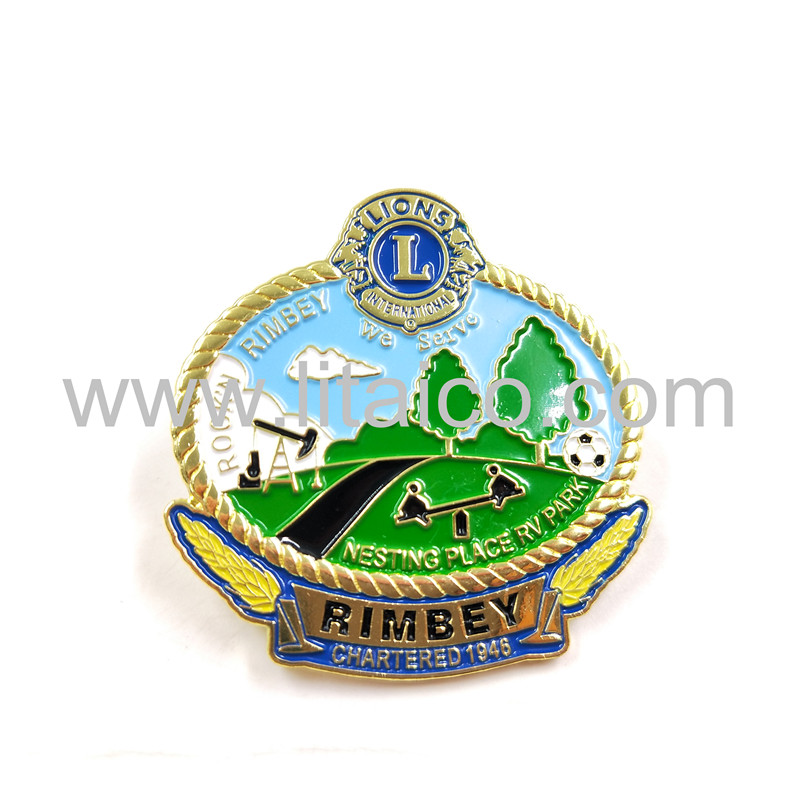 Exquisite metal brooch badge
