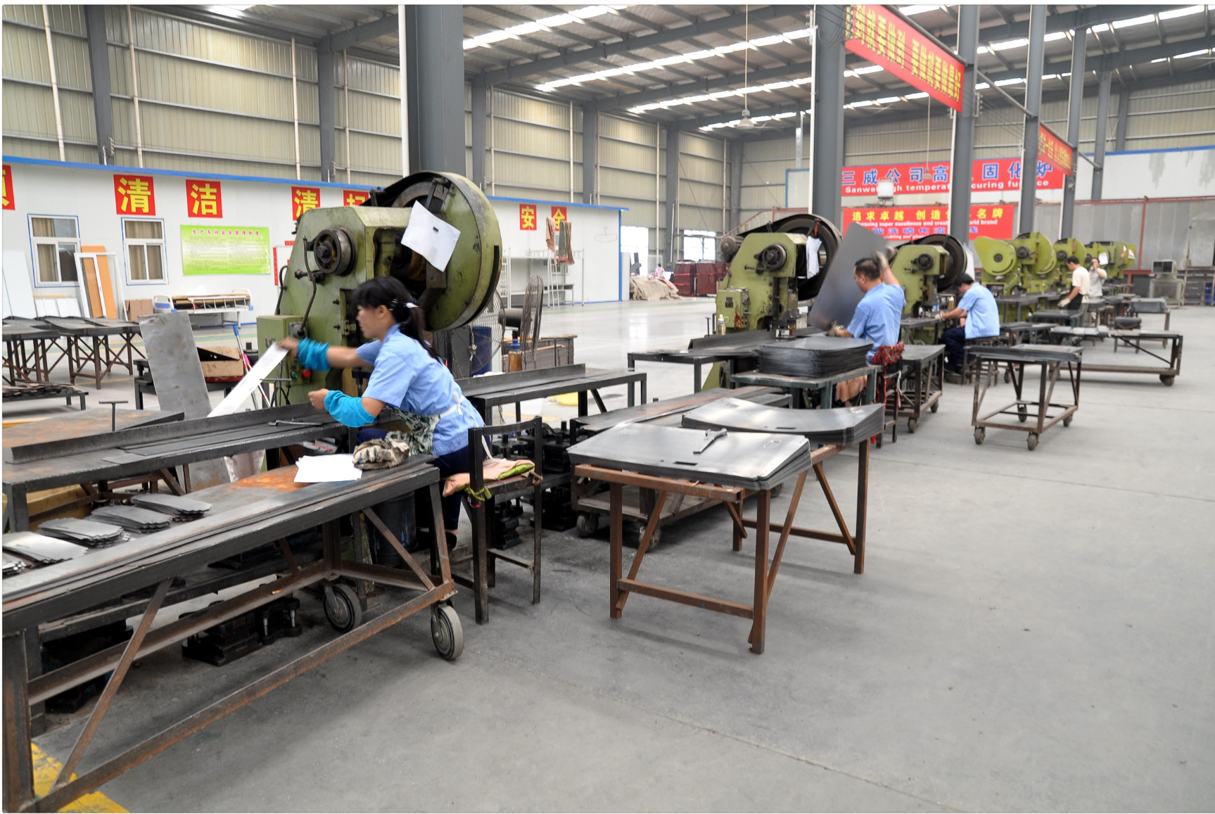 Luoyang Sanwei Trading Co., Ltd. – full-body glass cabinets 2