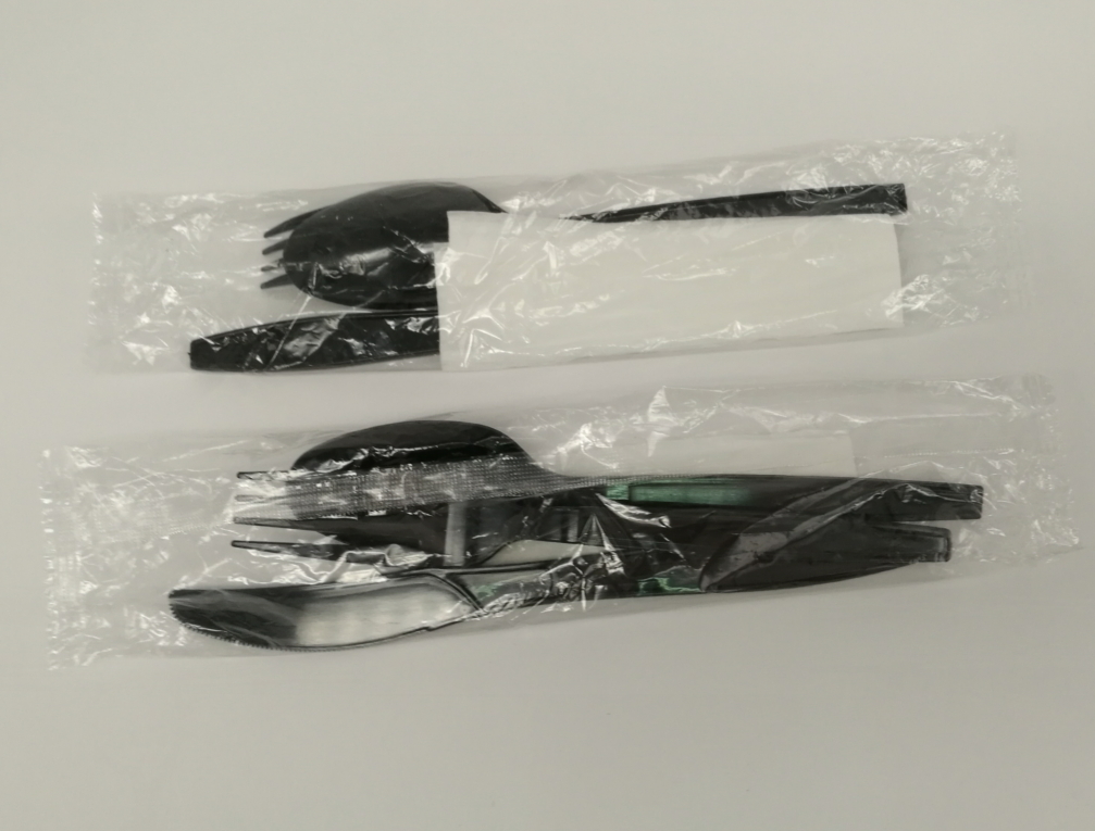Disposable plastic cutlery pack