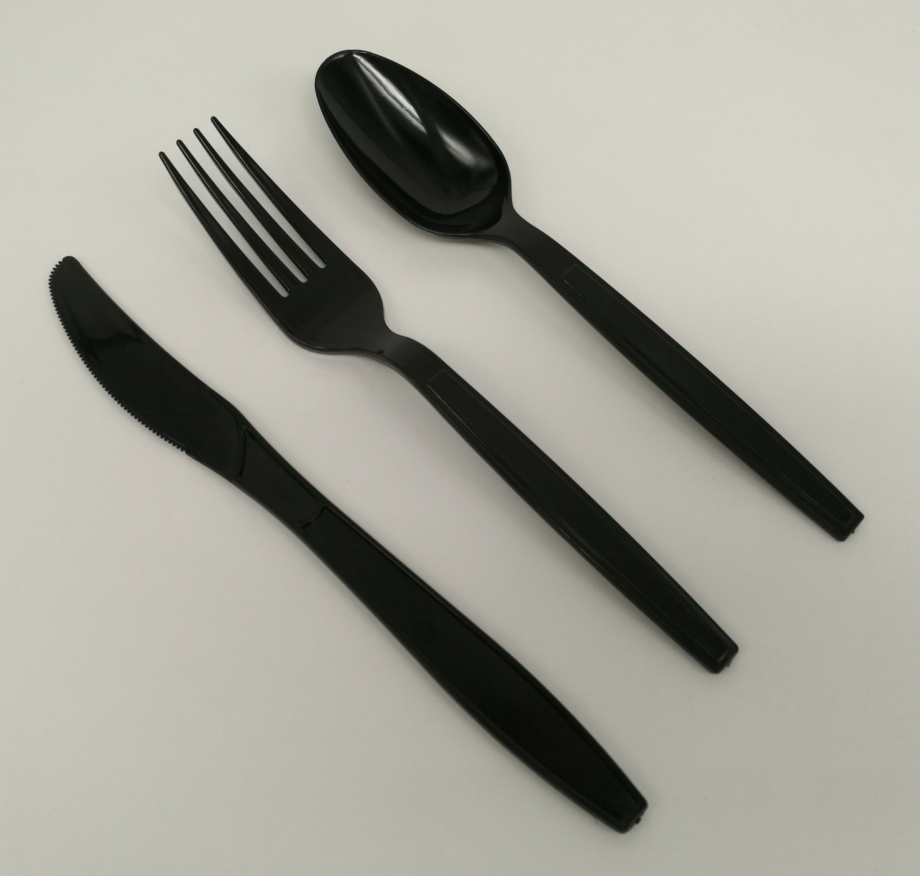 Disposable plastic cutlery set