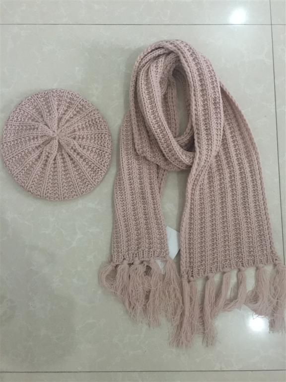 Ladies knitted beret with scarf