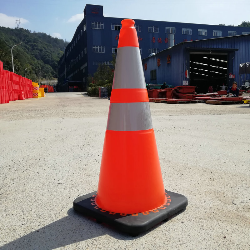 28 inch USA Style Black Base PVC Traffic Cone With Grabber