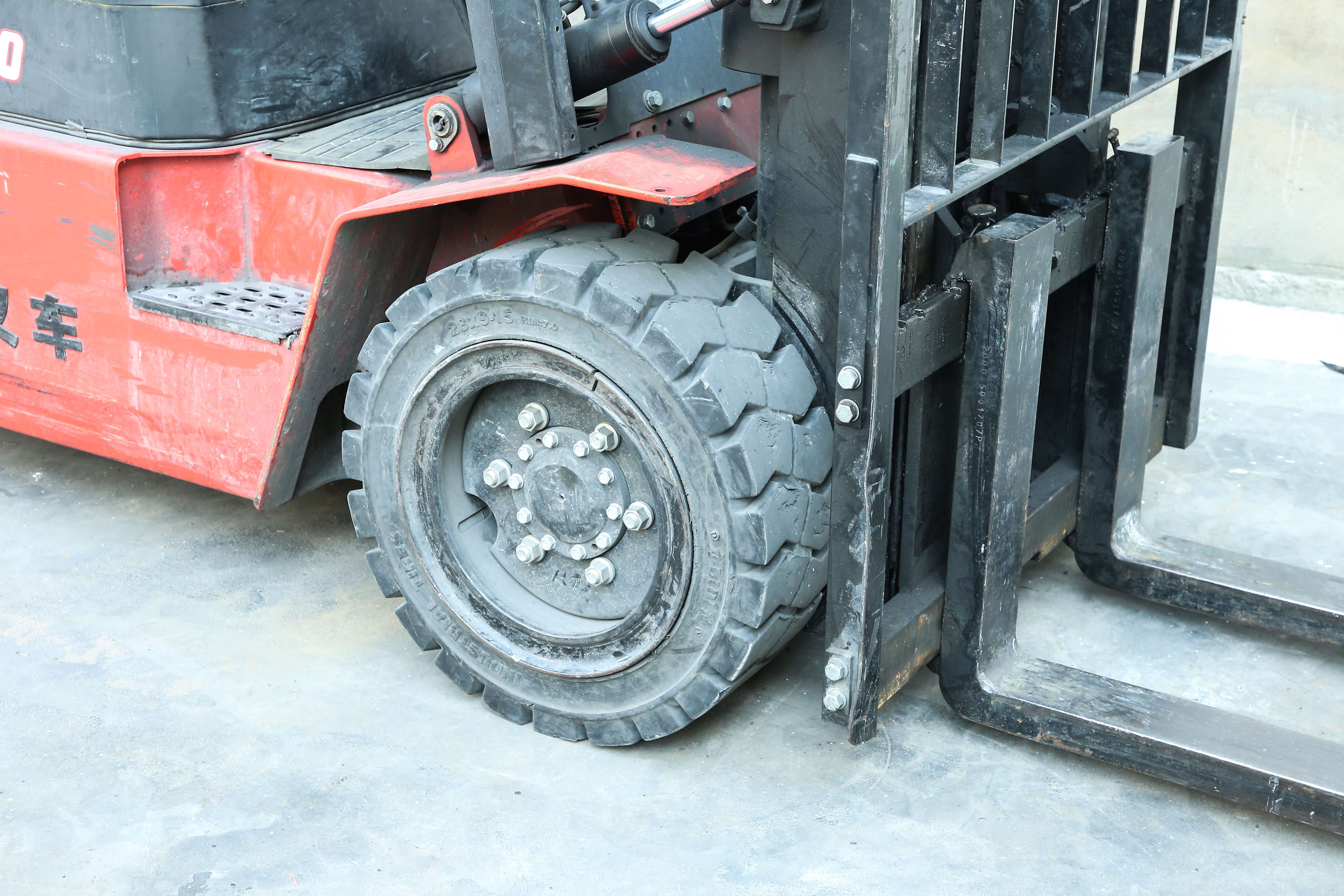 Taizhou Solid Tire Factory Rubber Forklift Tyres 7.00-12