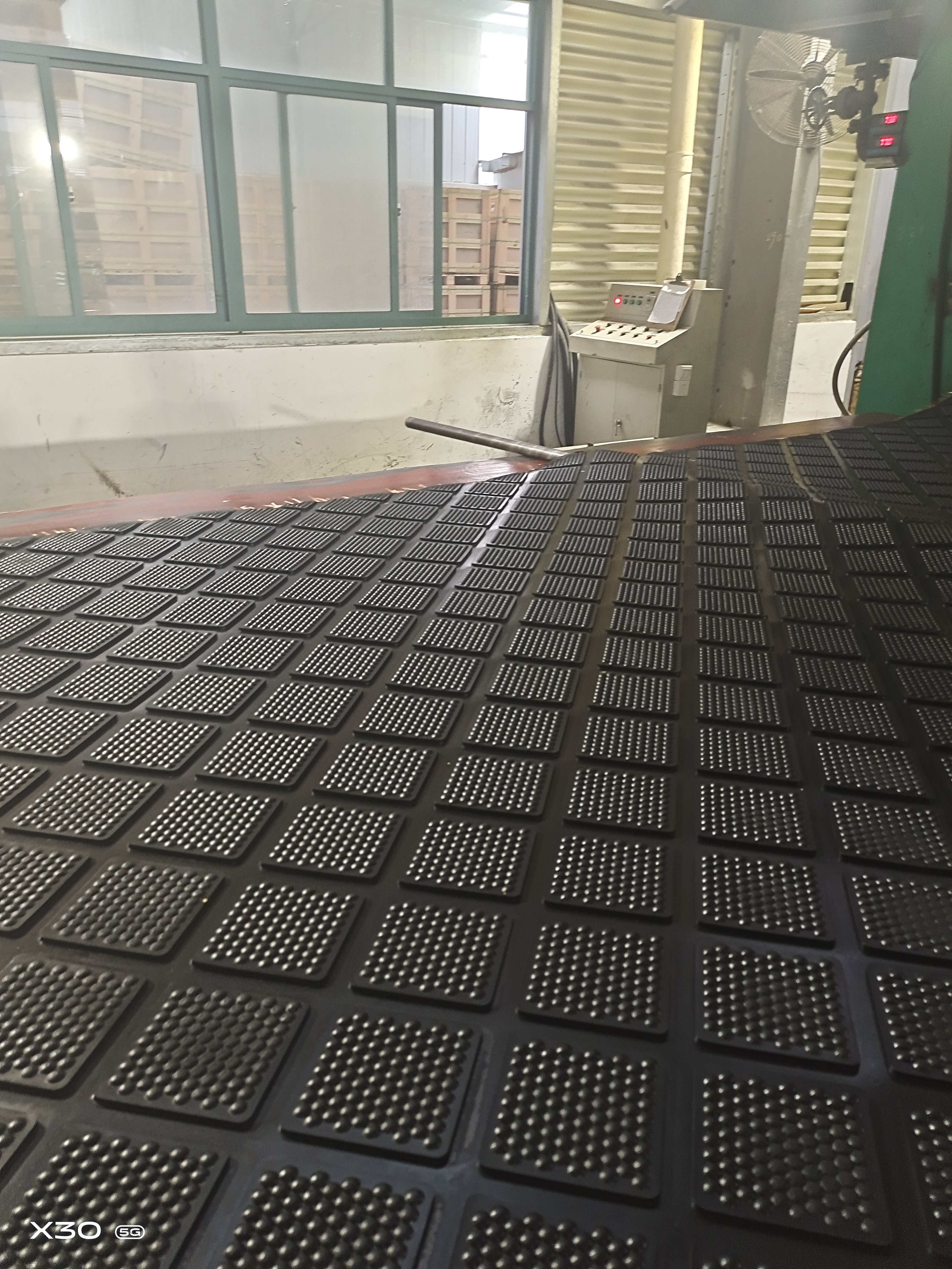 Xuancheng anti slip stable cow mattress horse bed cow floor grooved rubber sheets