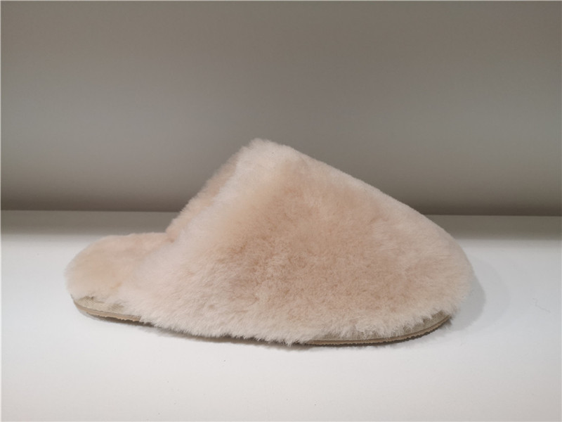 Ladies Classic Fashion Indoor Outdoor Slippers Sheepskin Mule/Fake fur Slip on Winter Bootie Water-Resistant Fur upper
