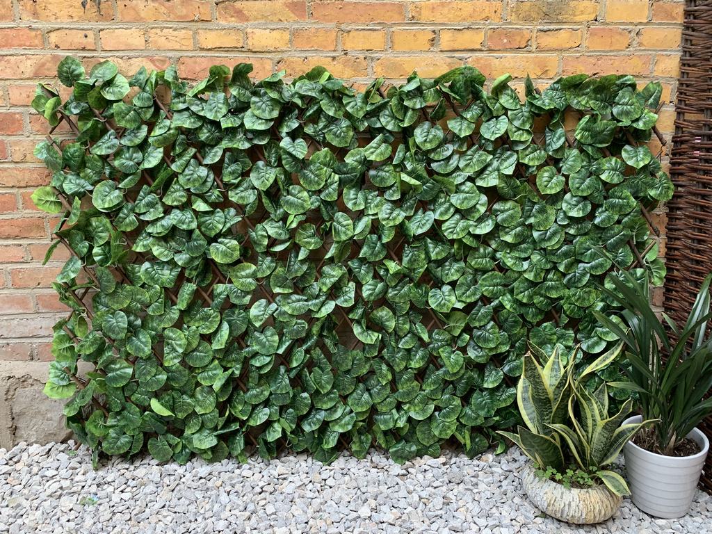Expandable Willow Trellis with Artificial Leaf