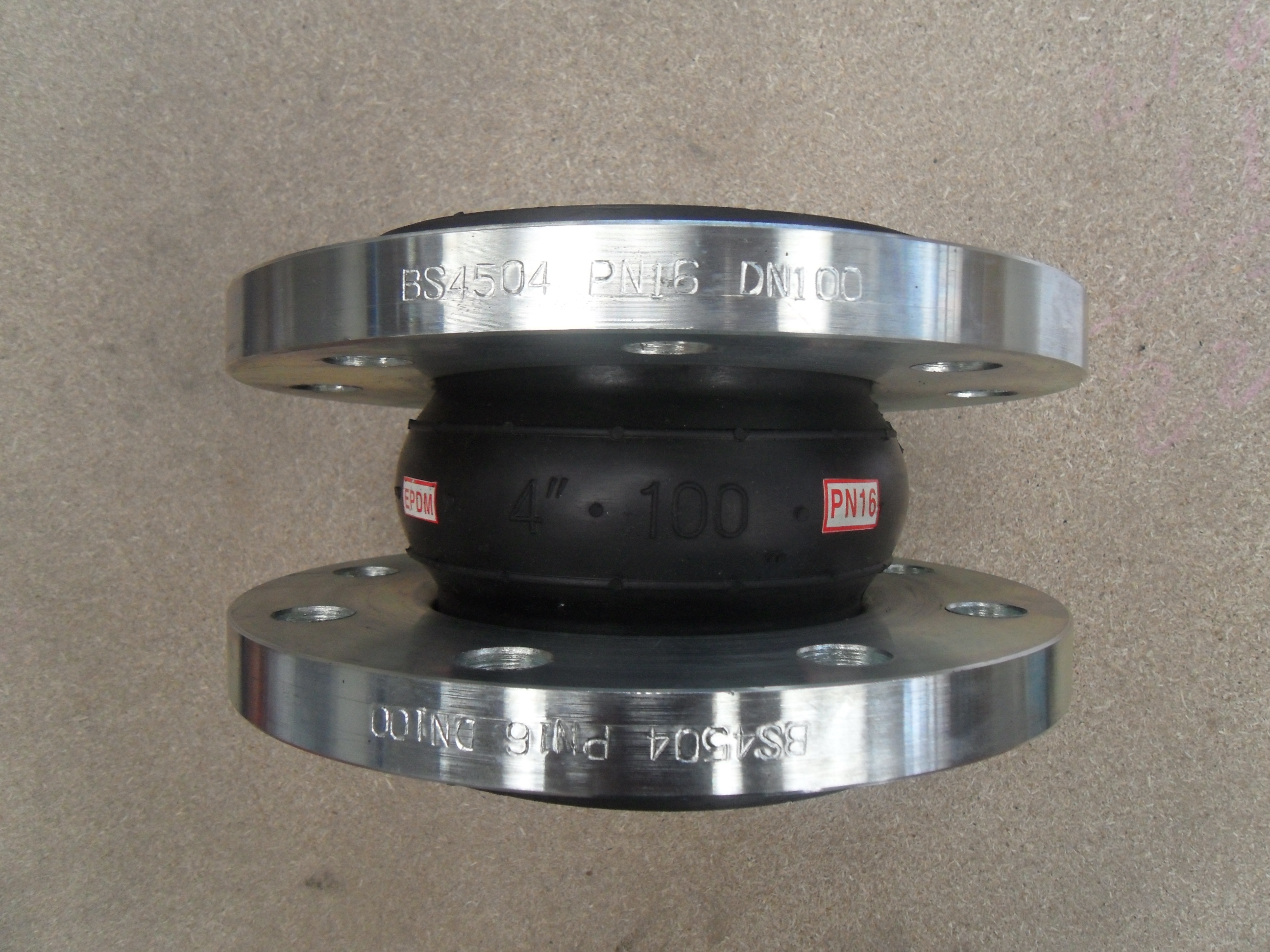 Flexible rubber expansion joint