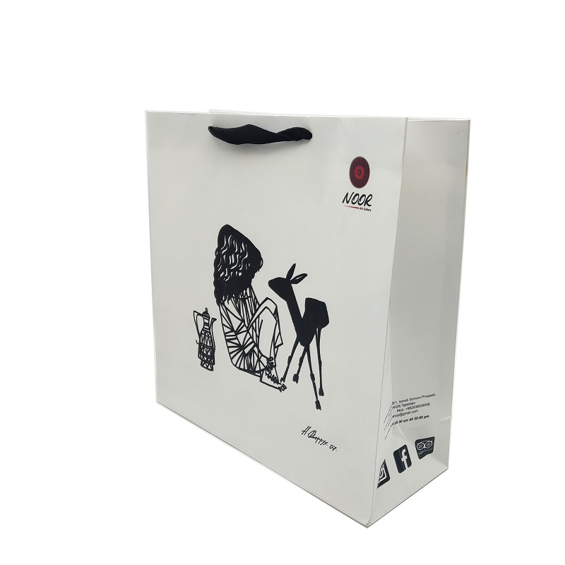 White tote bag can be used for clothing packaging，paper bag