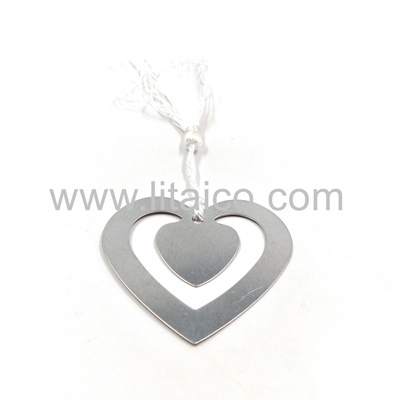 Hollow out a heart metal bookmark