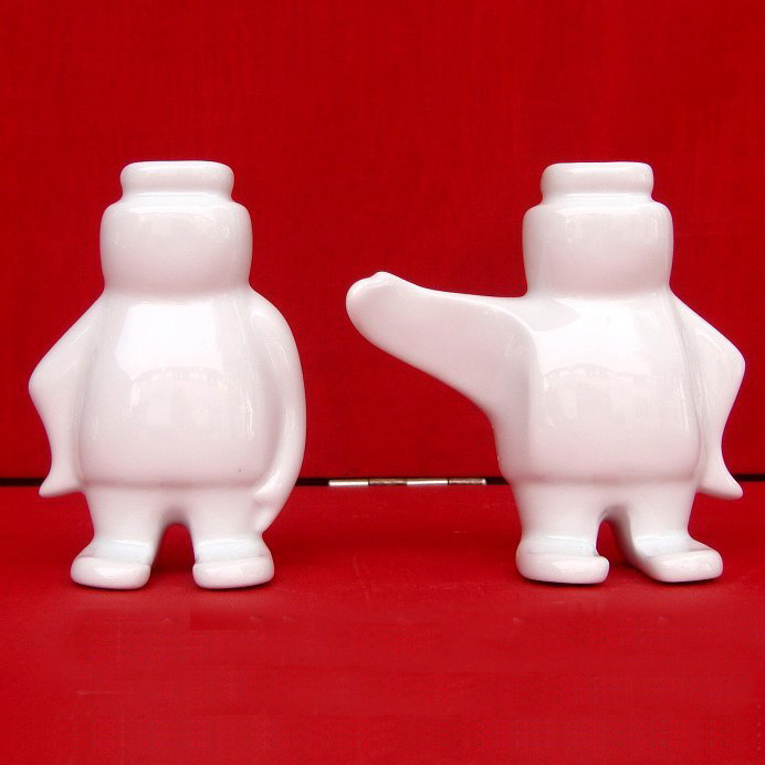 Ceramic salt and pepper shakers set/Casserole with Lid