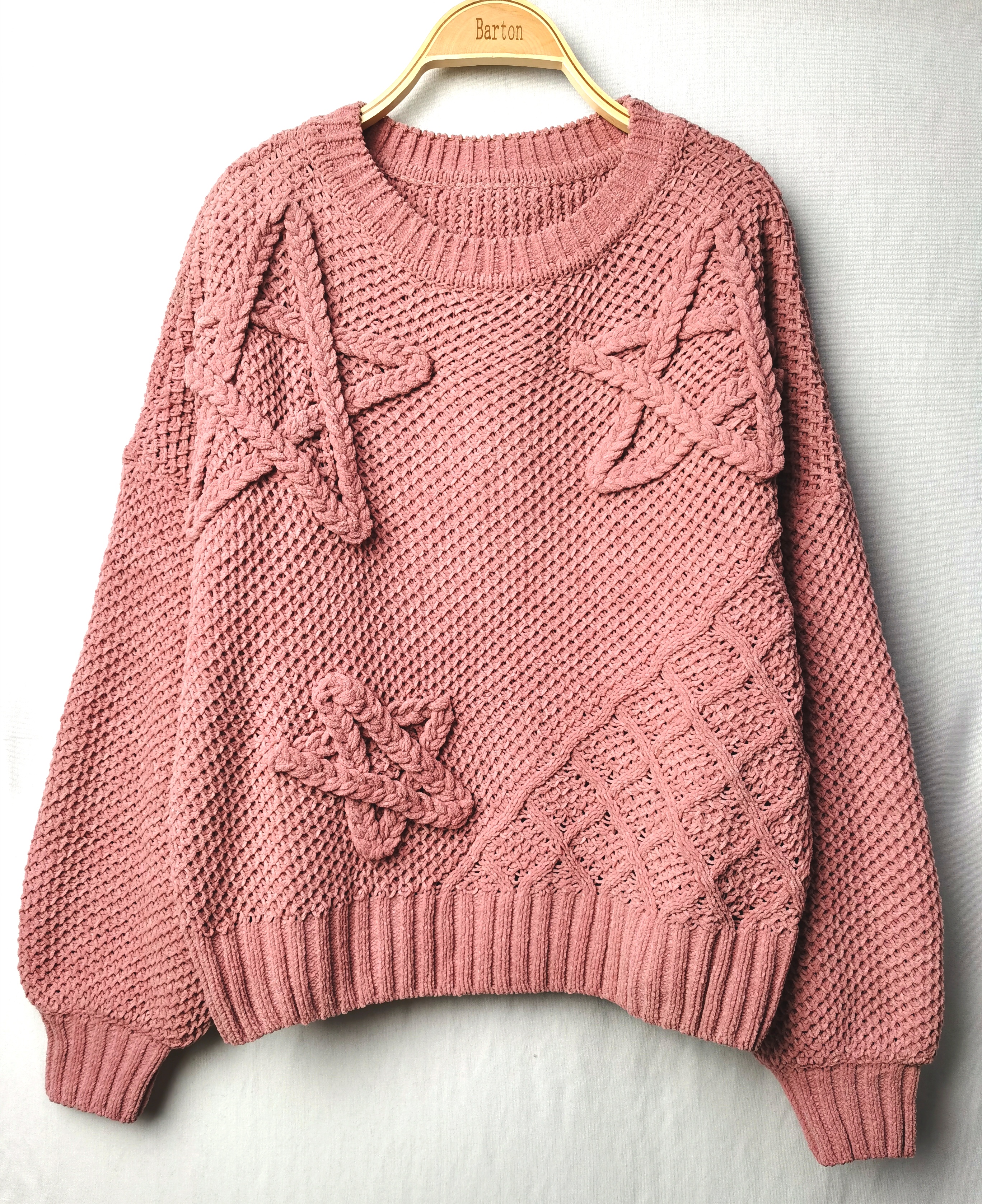 Women knitted pullover sweater with R-neck