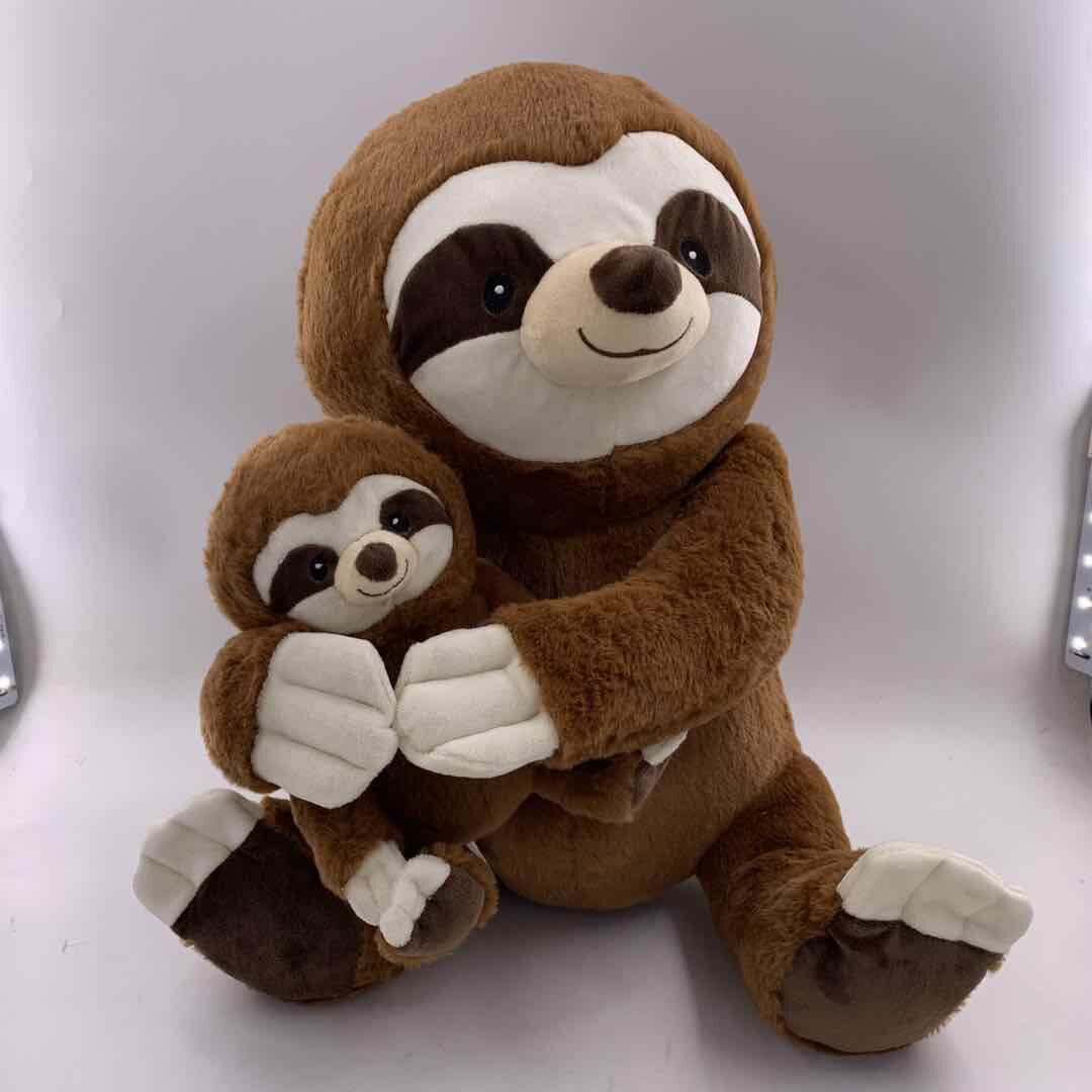 Sitting sloth with baby