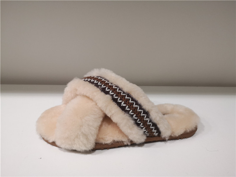 Ladies Classic Fashion Indoor Outdoor Slippers Sheepskin Mule/Fake fur Slip on Winter Bootie Water-Resistant Fur upper Cross Slippers