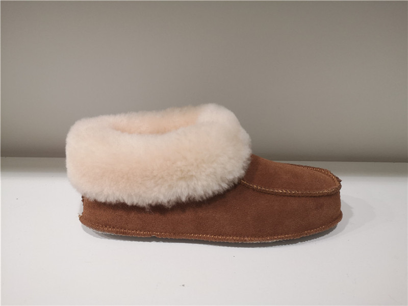 Ladies Classic Fashion Indoor Outdoor Bootie Slippers Sheepskin Mule/Fake fur Slip on Winter Bootie Water-Resistant Suede Booties Fur Cuff Soft Sole