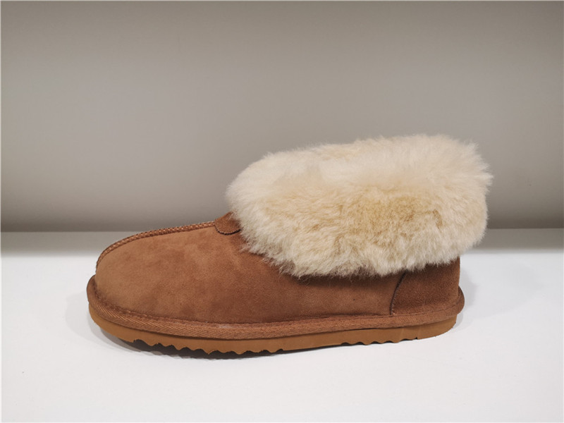 Ladies Indoor Outdoor Bootie Slippers Sheepskin Mule/Fake fur Slip on Winter Bootie Water-Resistant Suede Booties Fur Cuff EVA Soft Sole