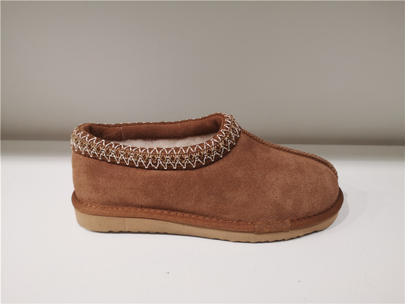 Ladies Indoor Outdoor Bootie Slippers Sheepskin Mule/Fake fur Slip on Winter Bootie Water-Resistant Suede Booties